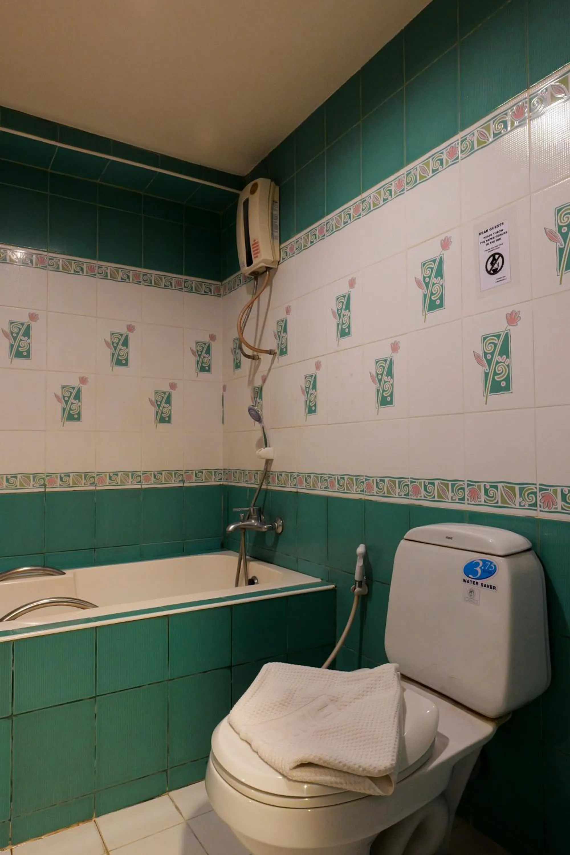 Toilet in โรงแรมมูนแอนด์ซัน Moon and Sun Hotel