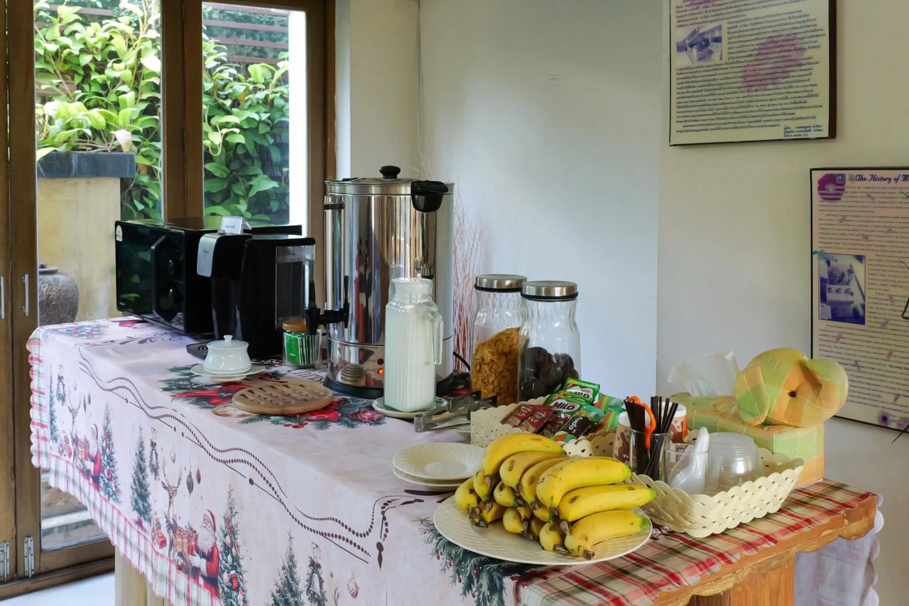 Food and drinks in โรงแรมมูนแอนด์ซัน Moon and Sun Hotel