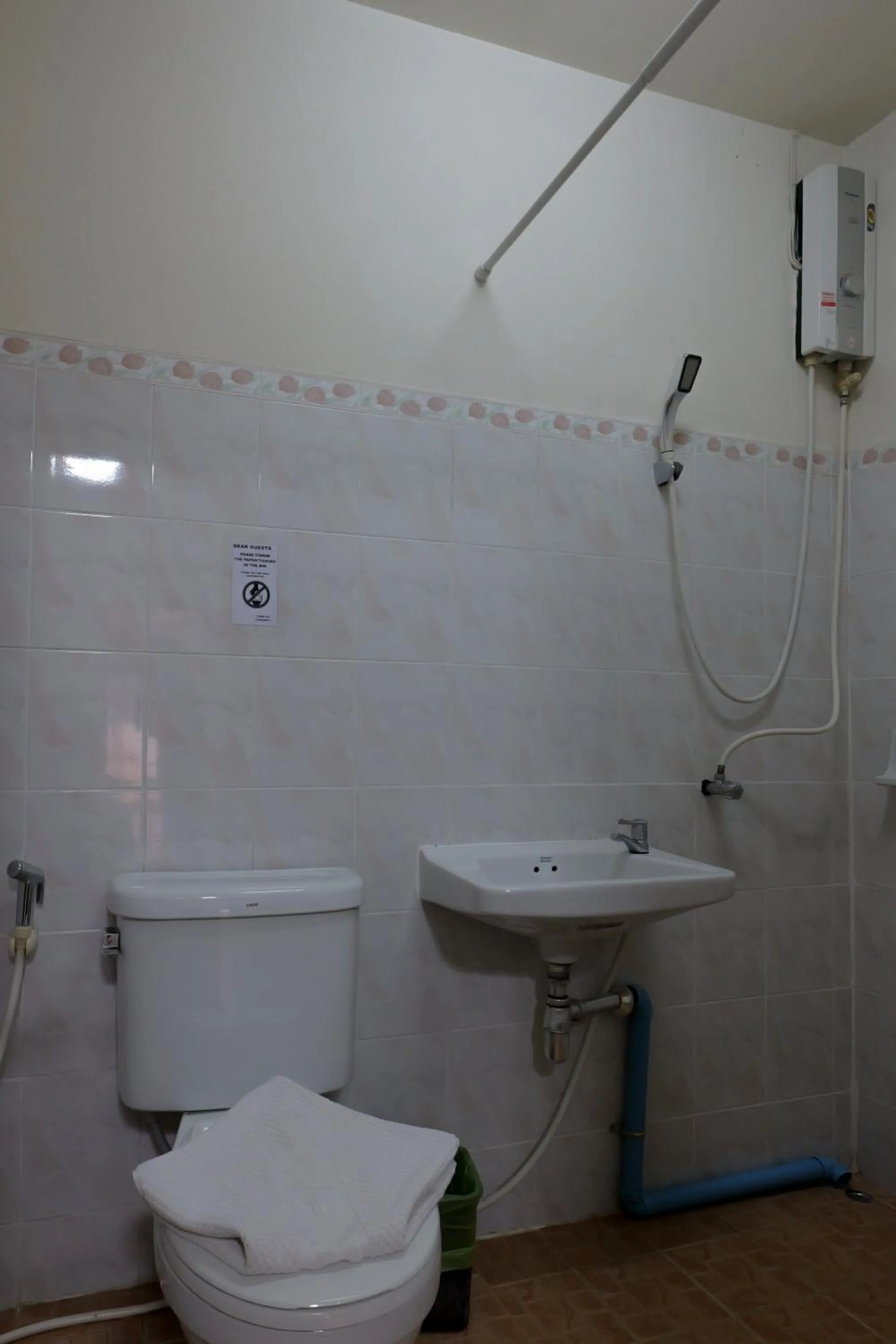 Shower in โรงแรมมูนแอนด์ซัน Moon and Sun Hotel