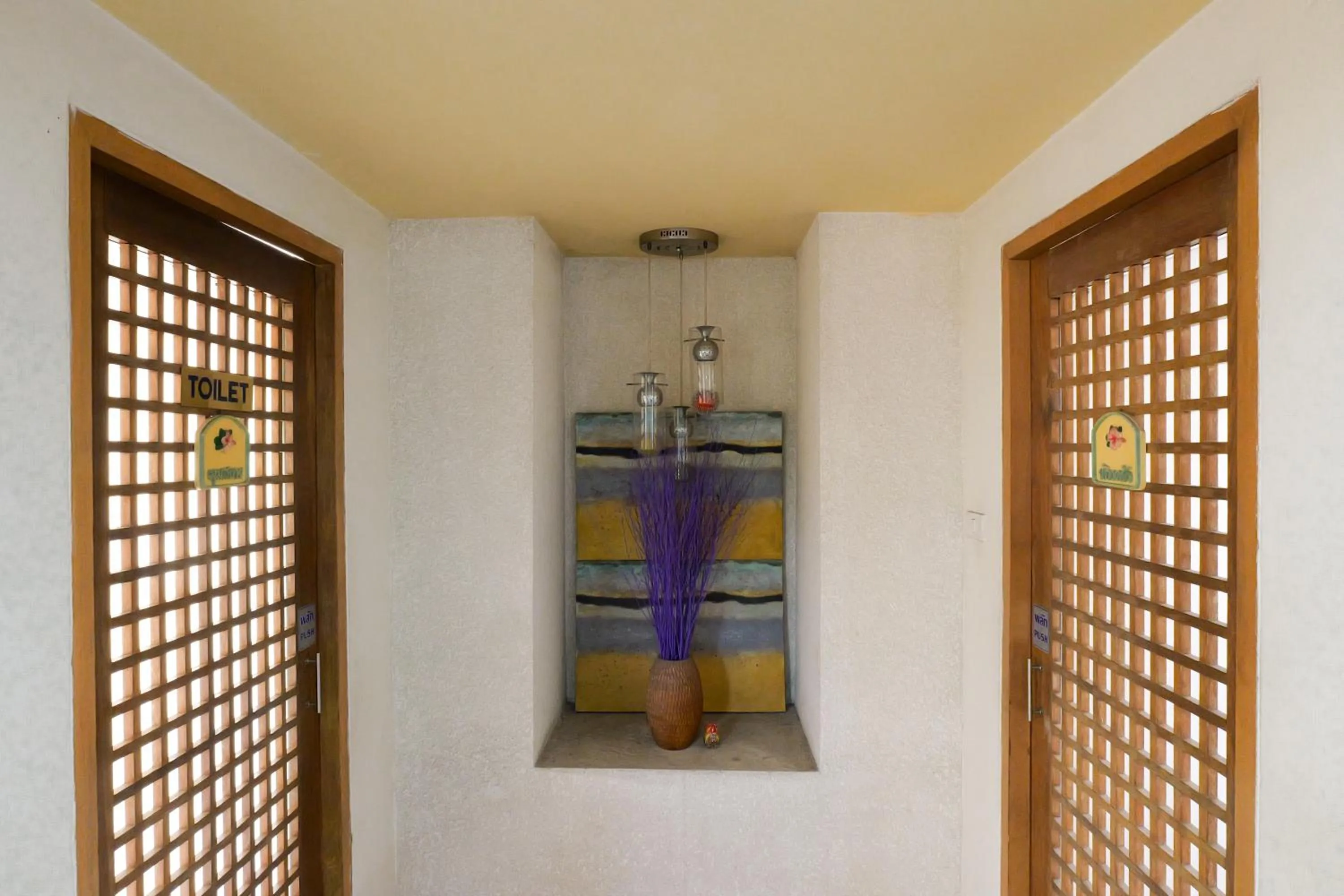 Toilet in โรงแรมมูนแอนด์ซัน Moon and Sun Hotel