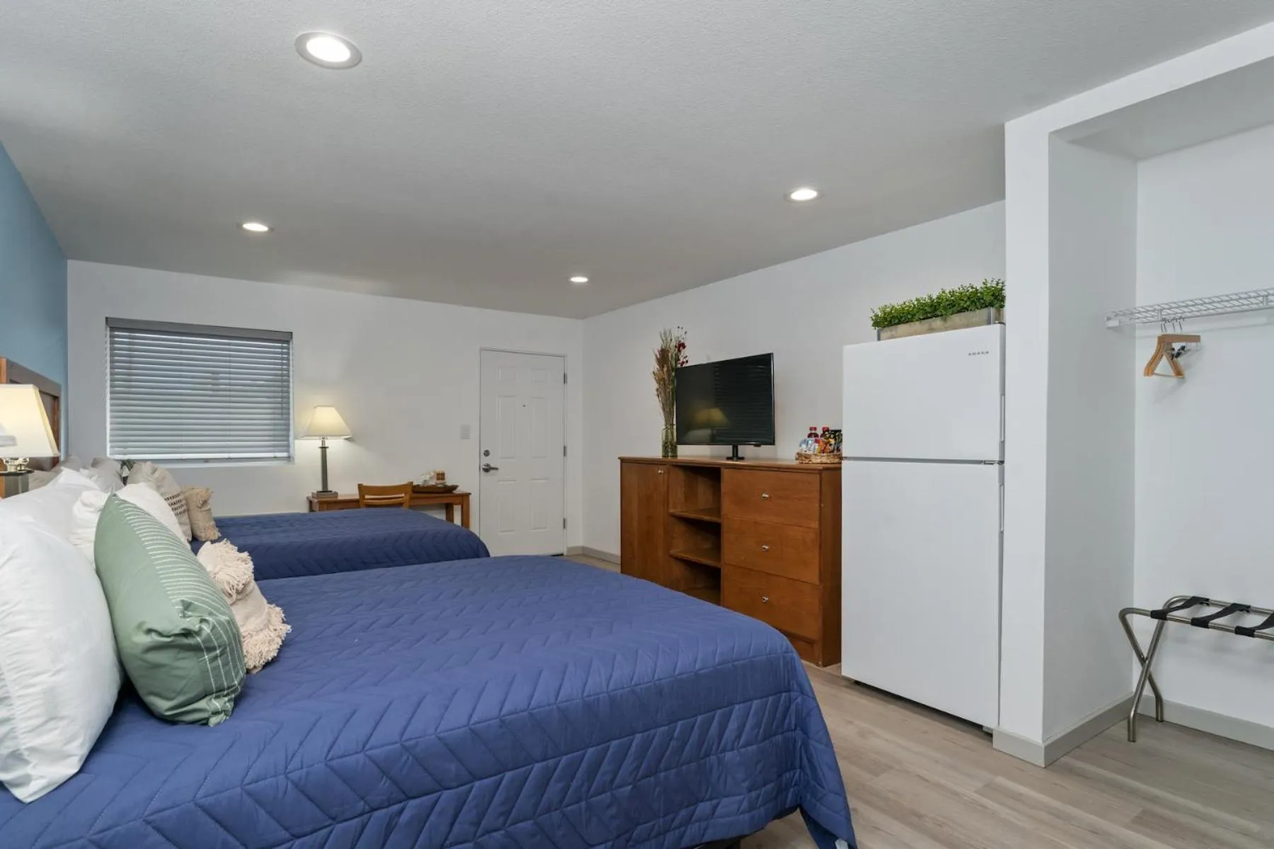 Bed in Extended Stay Gun Barrel City