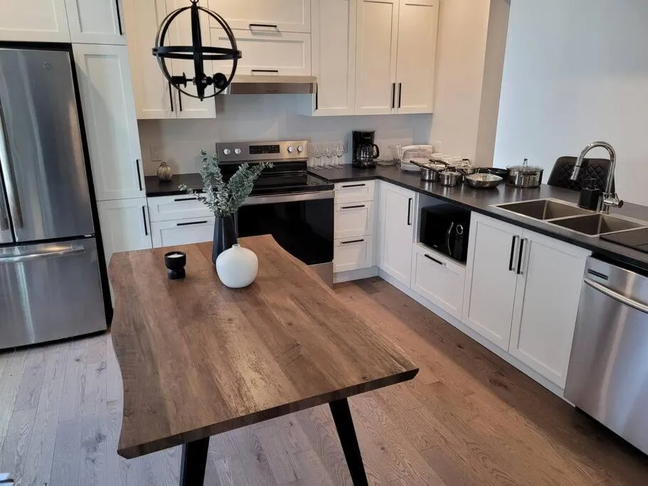 Free Parking, Beautiful 4 1/2-2 BR apartment