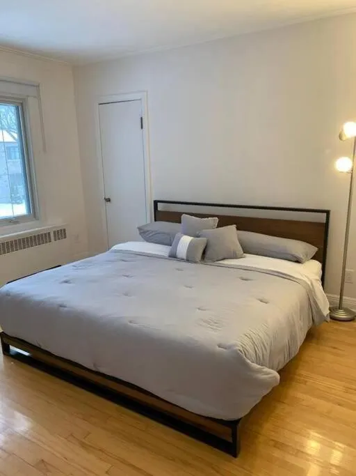 Bed in Free Parking, Beautiful 4 1/2-2 BR apartment