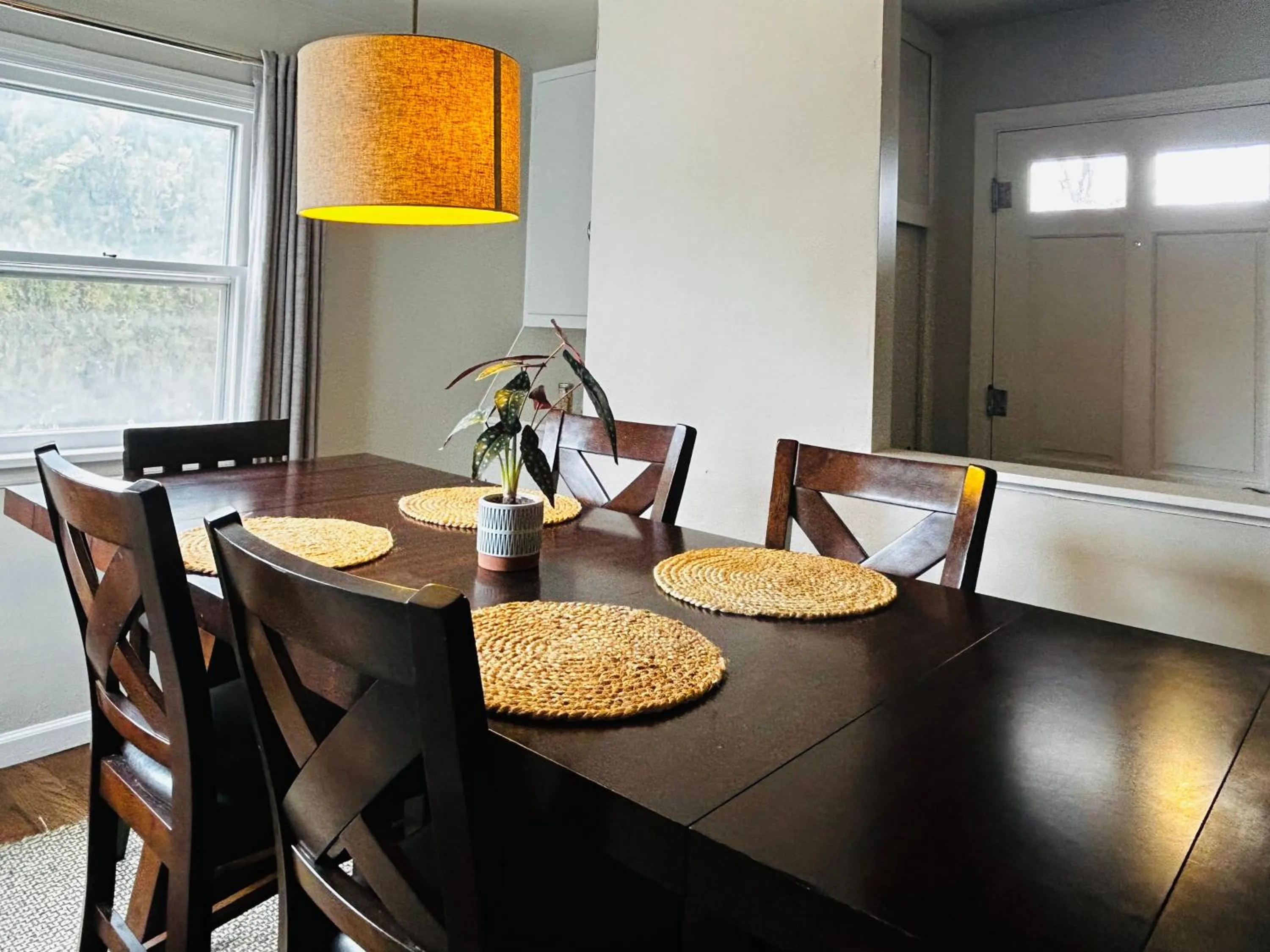 Other in Celebration Chalet! Quant, cozy, a few blocks from BSU and close to downtown Boise, Fireplace, 4 beds, and seating for 6 Pets Welcome!