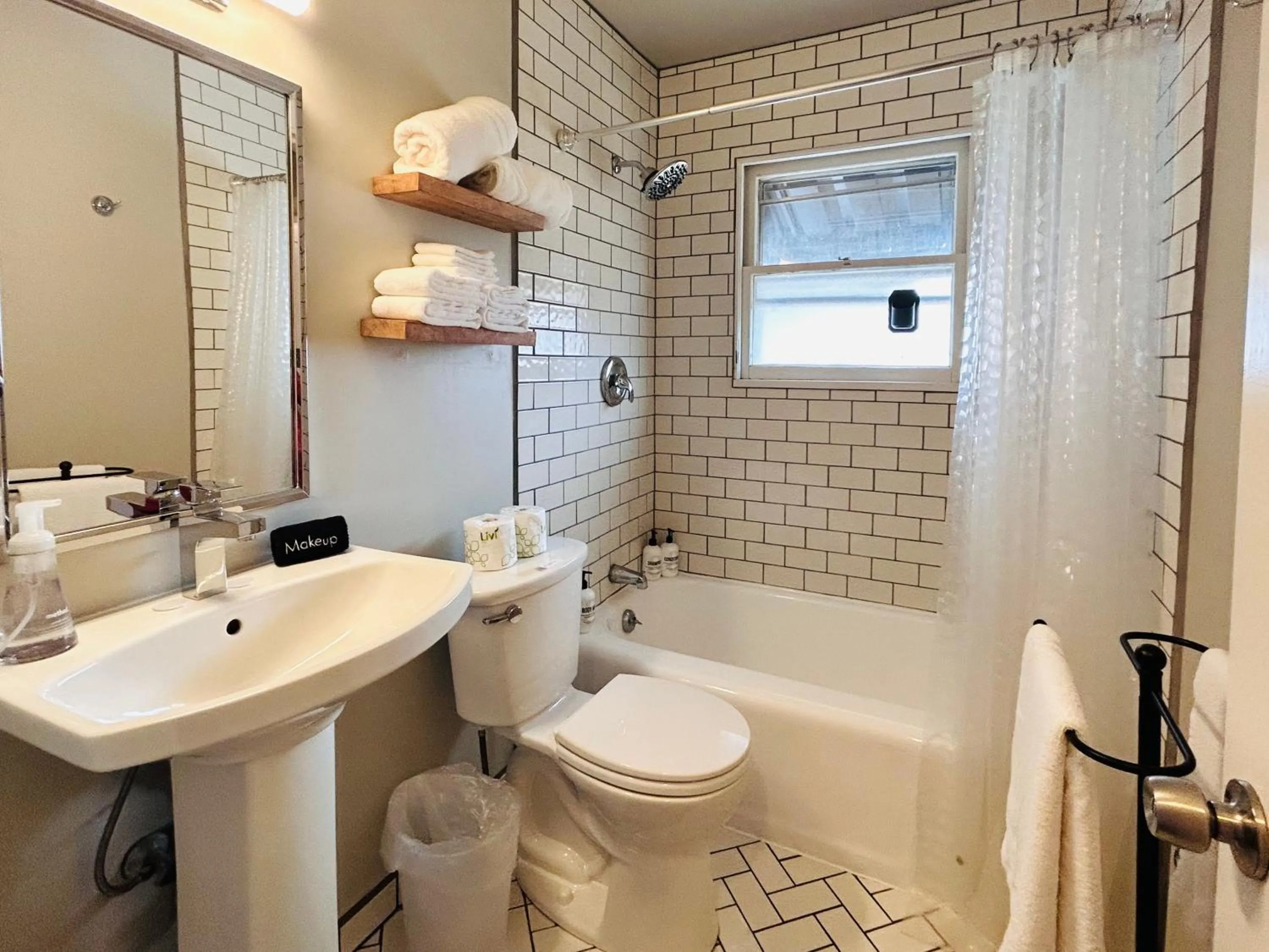 Other in Celebration Chalet! Quant, cozy, a few blocks from BSU and close to downtown Boise, Fireplace, 4 beds, and seating for 6 Pets Welcome!