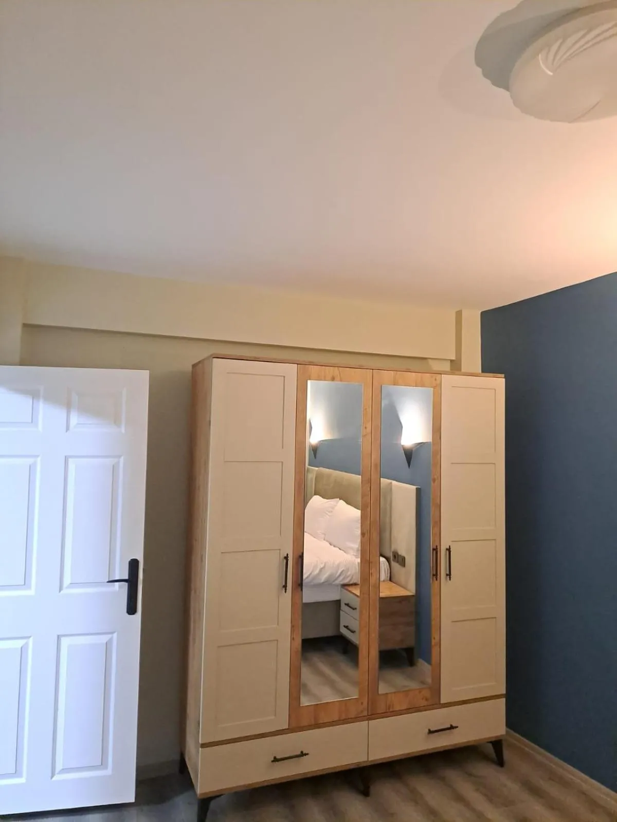 wardrobe, Bed in Taksim Nida Flats
