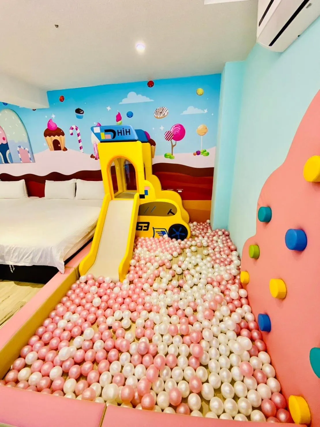Children play ground, Bed in Have Fun Hotel