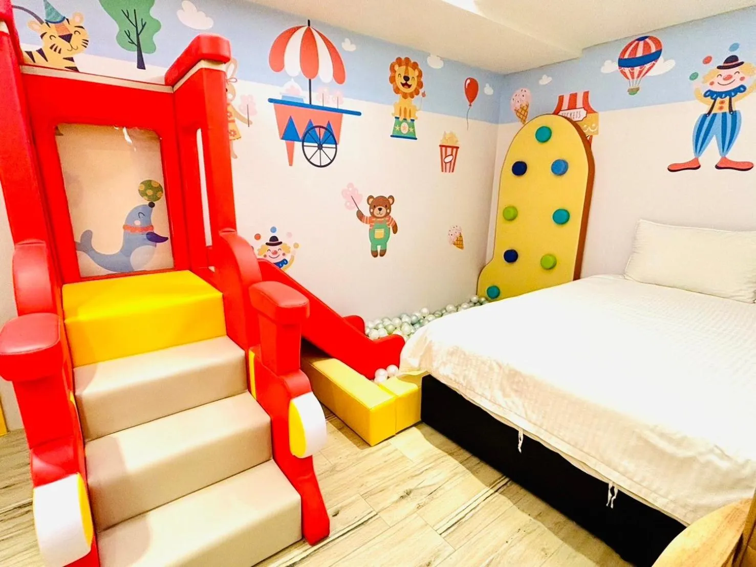 Children play ground, Bed in Have Fun Hotel