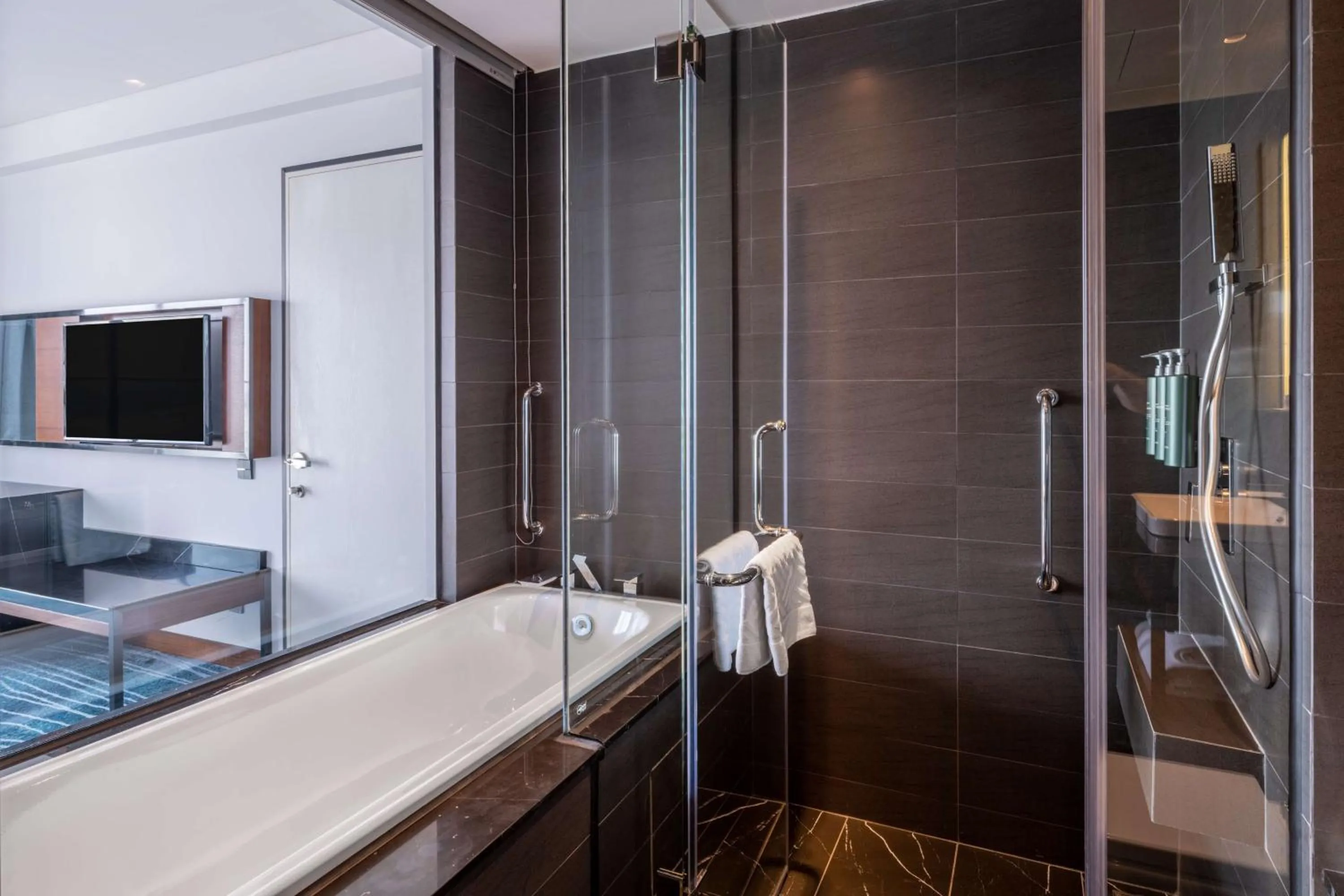 Bathroom, Bed in Hilton Garden Inn Da Nang