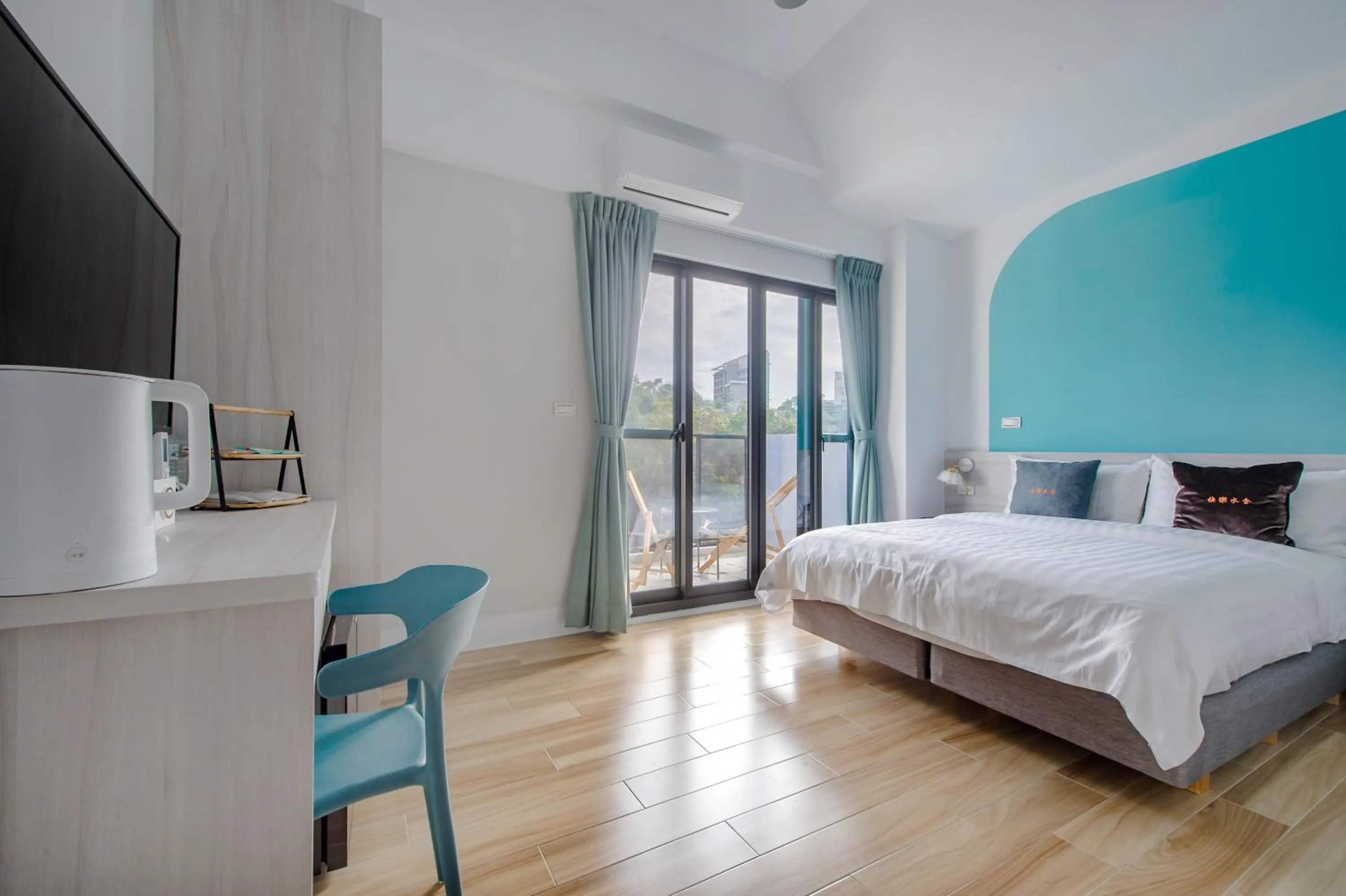 Photo of the whole room, Bed in Water House