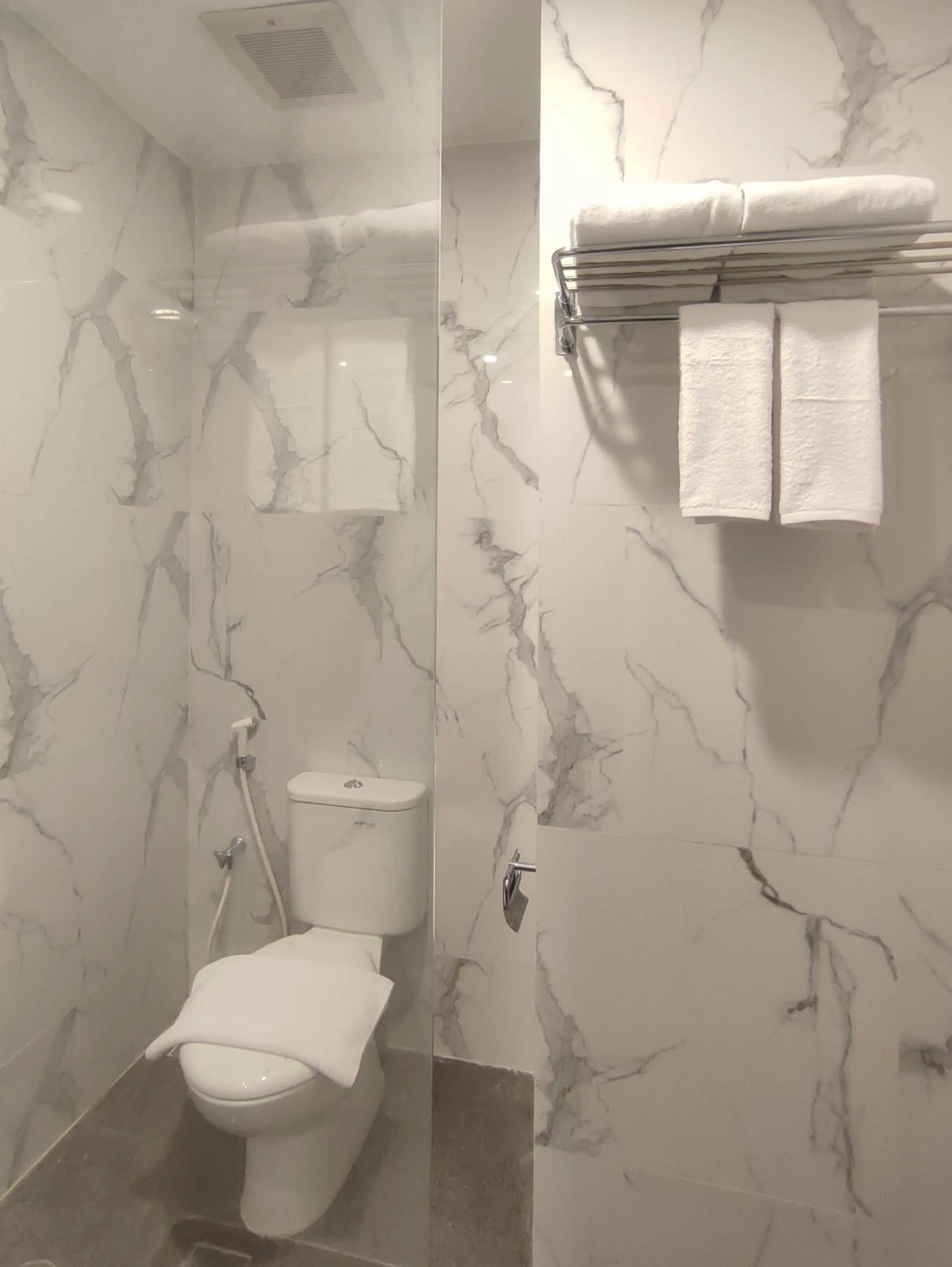 Bathroom in UNHAS HOTEL & CONVENTION