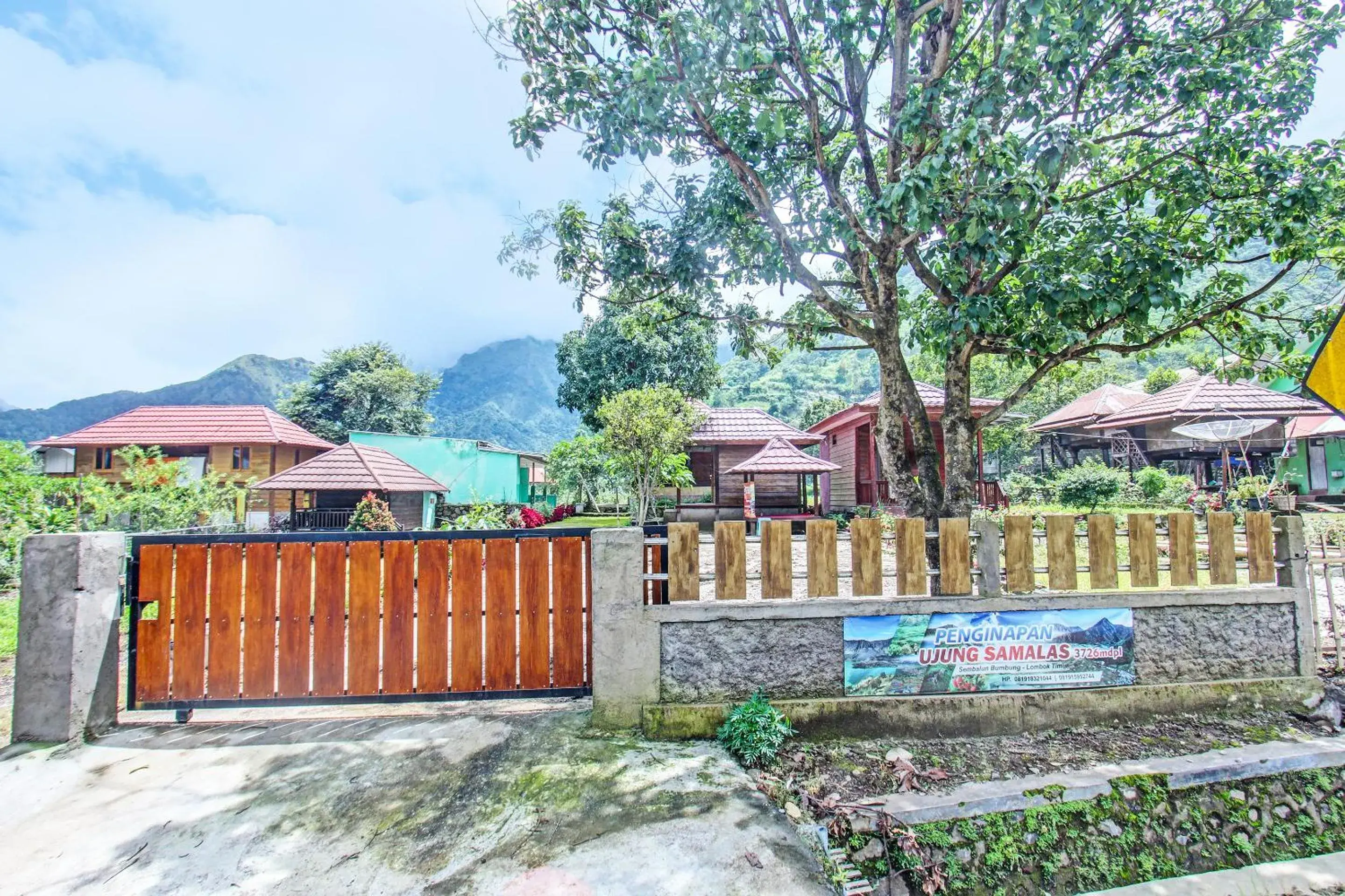 Property building in Hotel O Ujung Samalas HomestayNearLapangan Sembalun Bumbung Property building in Hotel O Ujung Samalas HomestayNearLapangan Sembalun Bumbung