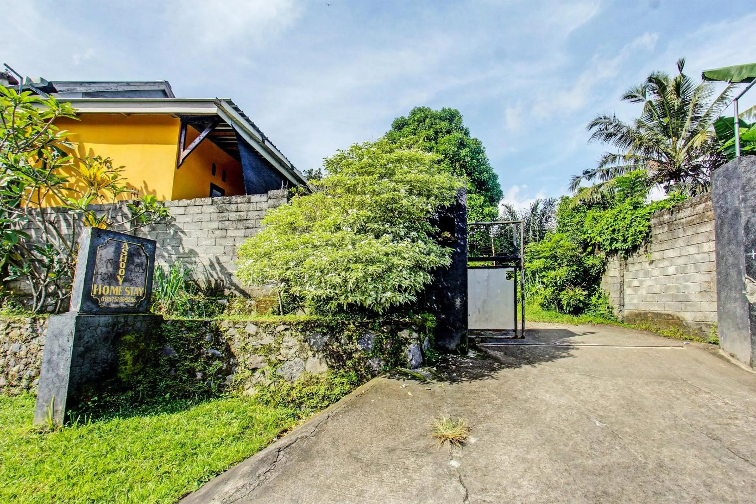 Facade/entrance in Hotel O Ashooy HomestayNearWisata Desa sedau