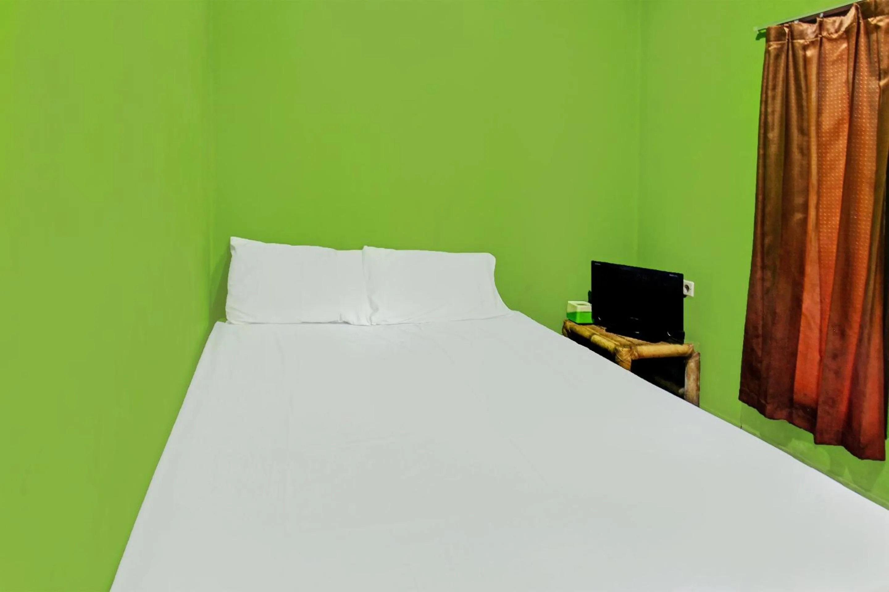 Bedroom, Bed in Hotel O Ashooy HomestayNearWisata Desa sedau