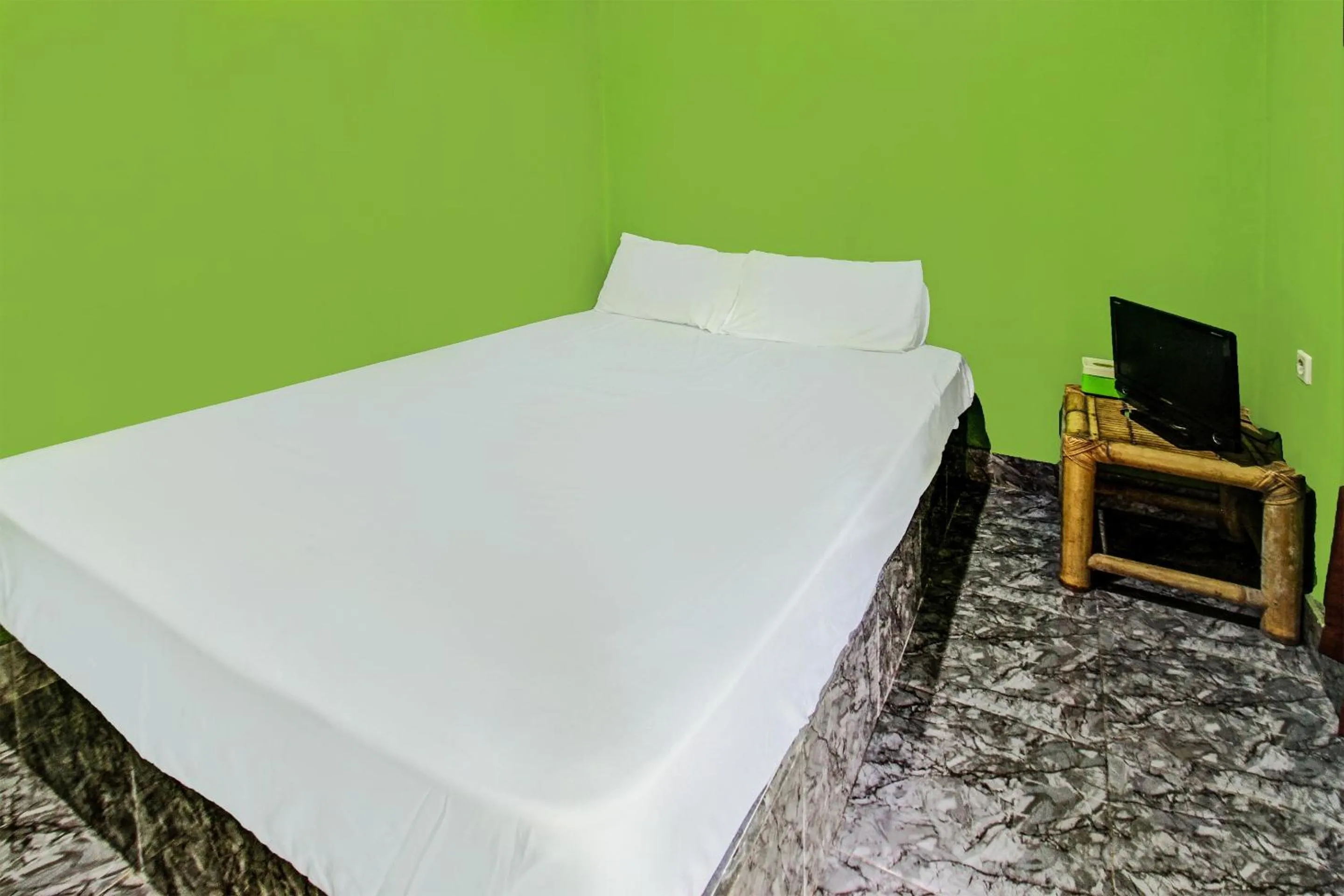 Bedroom, Bed in Hotel O Ashooy HomestayNearWisata Desa sedau