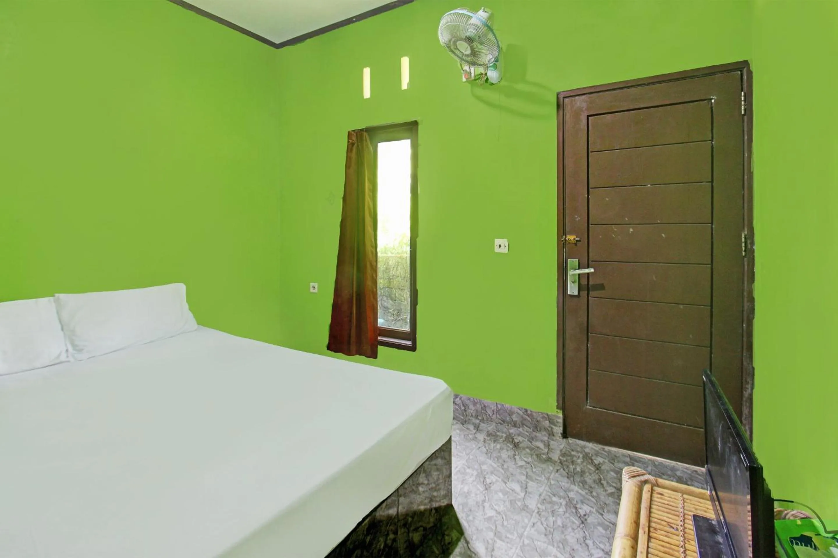 Bedroom, Bed in Hotel O Ashooy HomestayNearWisata Desa sedau