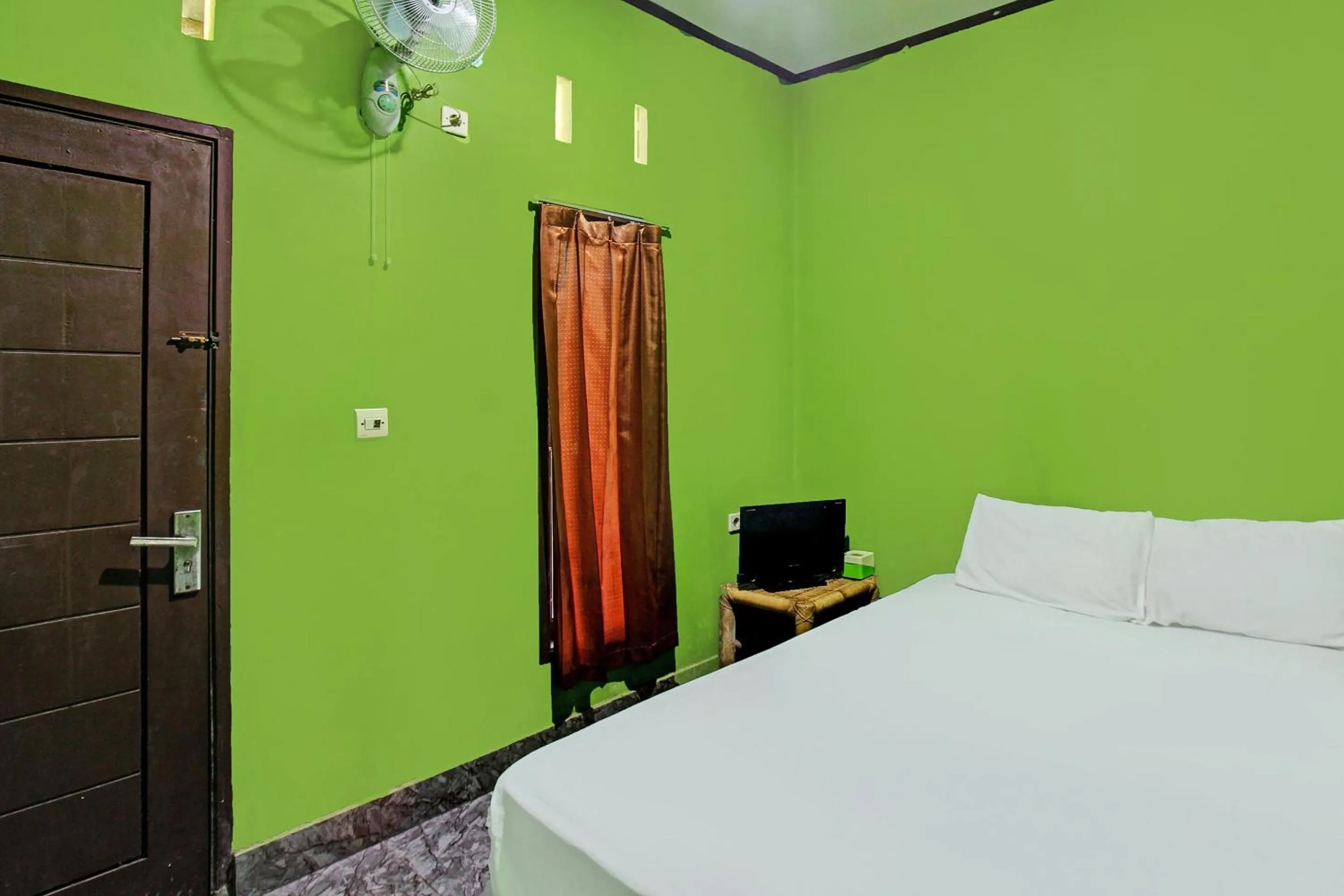 Bedroom, Bed in Hotel O Ashooy HomestayNearWisata Desa sedau