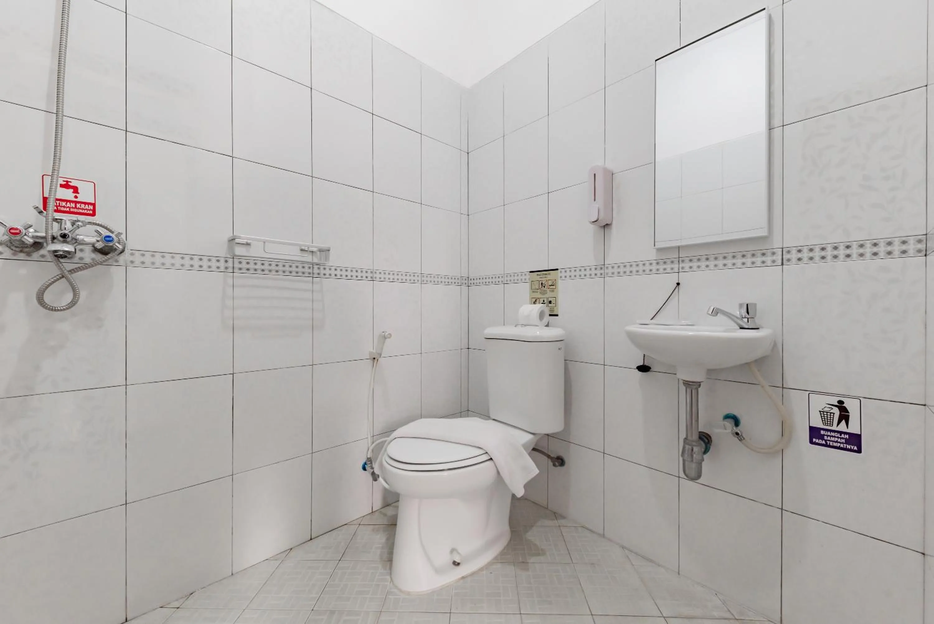 Bathroom in RedDoorz Plus near Universitas Maranatha Bandung 2