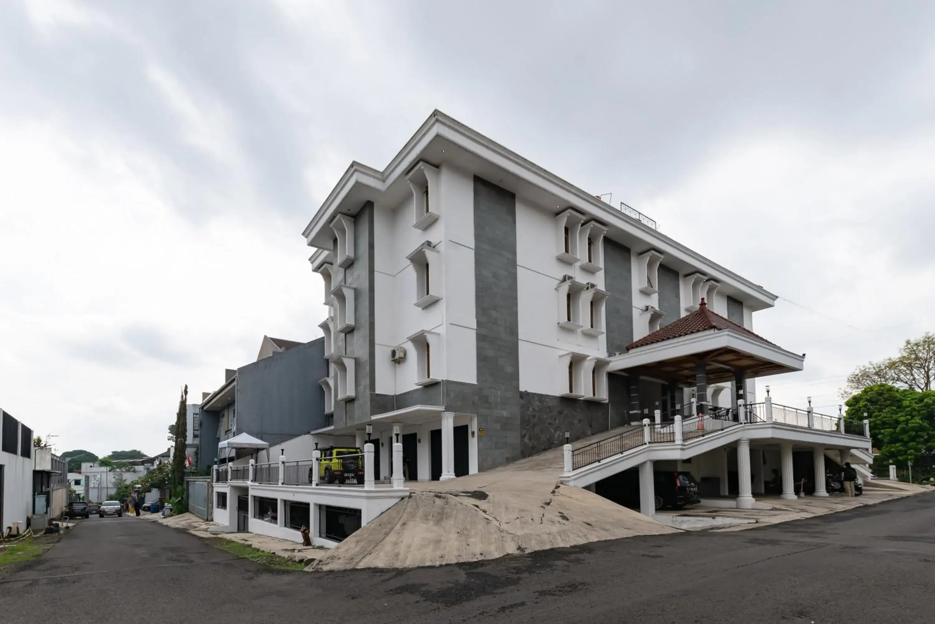 Facade/entrance in RedDoorz Plus near Universitas Maranatha Bandung 2 Facade/entrance in RedDoorz Plus near Universitas Maranatha Bandung 2