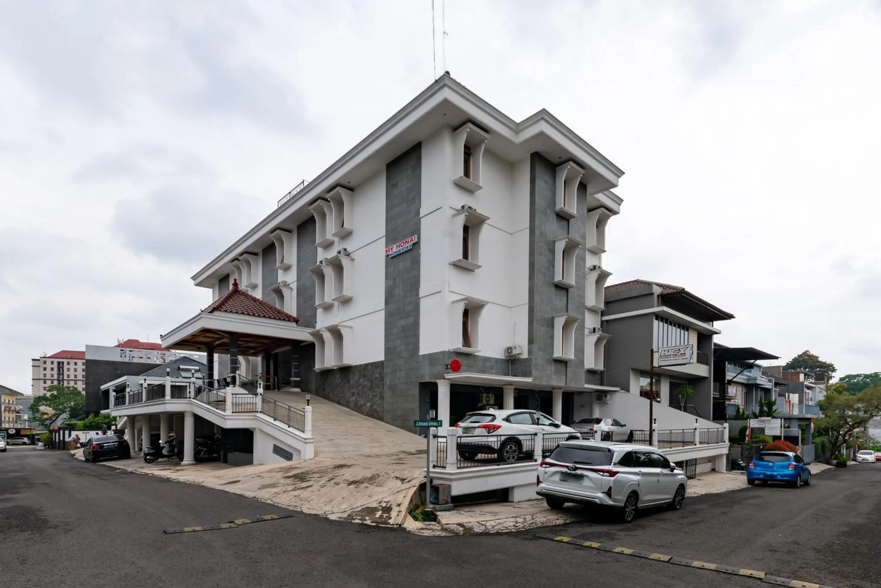 Facade/entrance in RedDoorz Plus near Universitas Maranatha Bandung 2