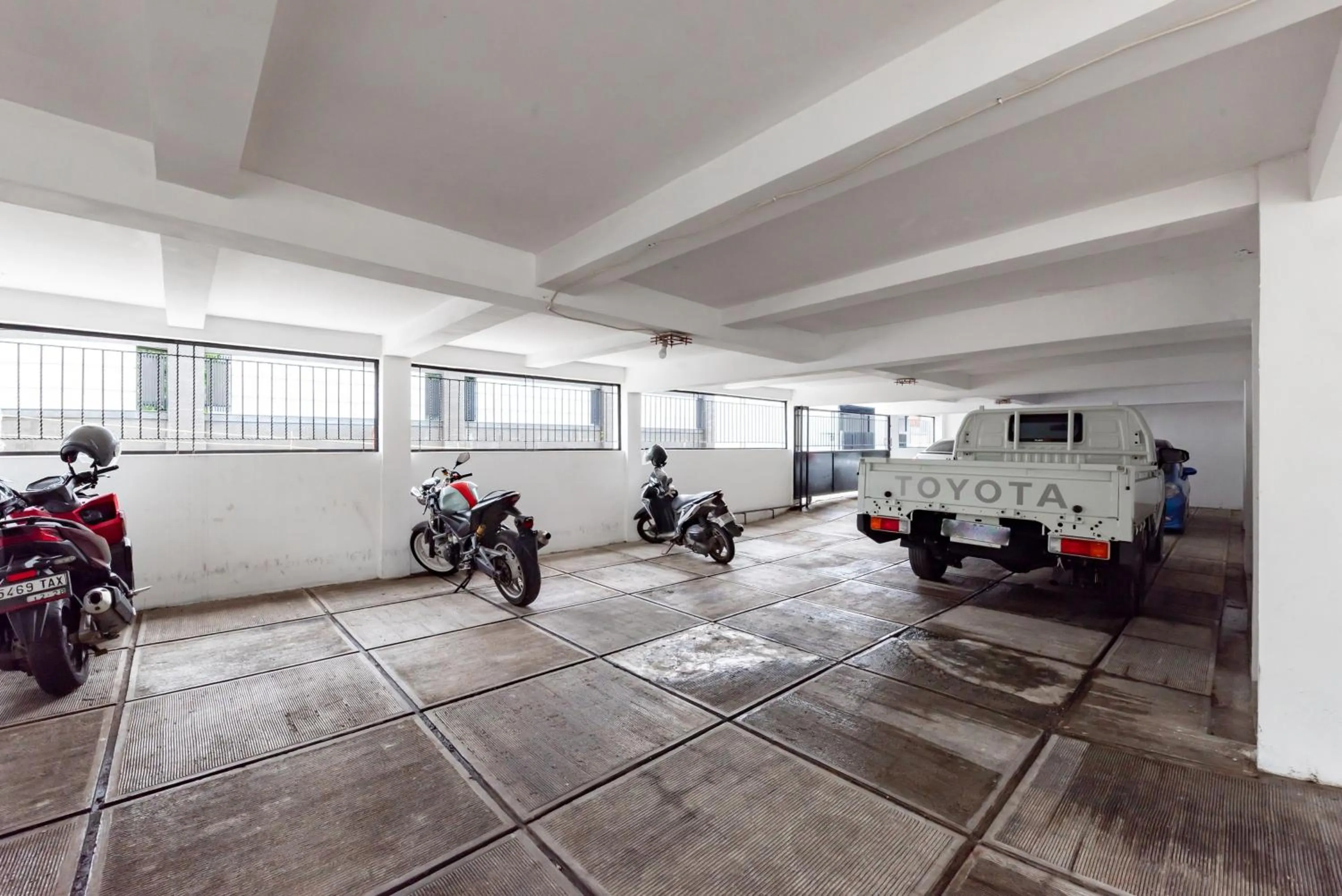 Parking in RedDoorz Plus near Universitas Maranatha Bandung 2