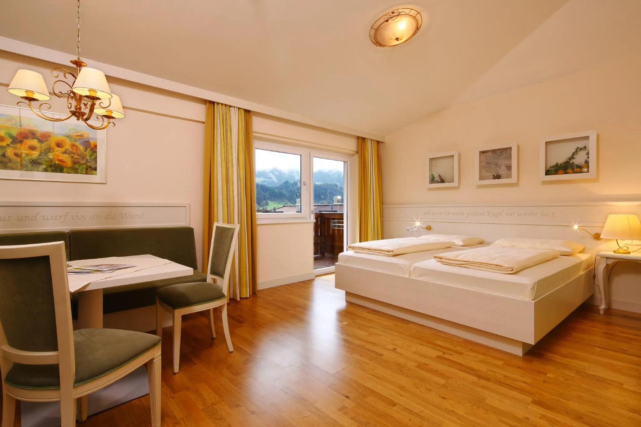 Living room, Bed in Das Hopfgarten Aparthotel