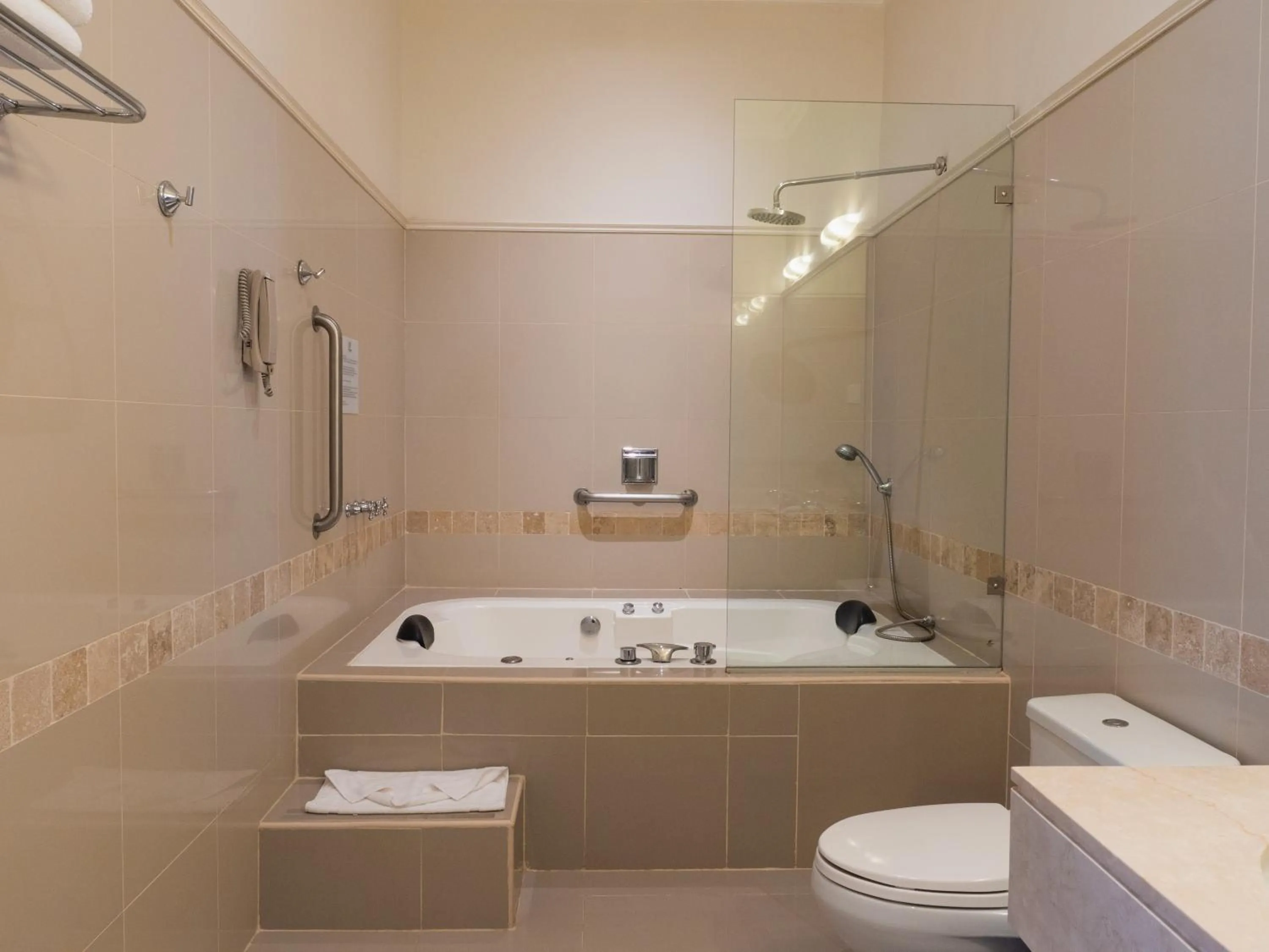 Hot Tub in LP Los Portales Hotel Piura