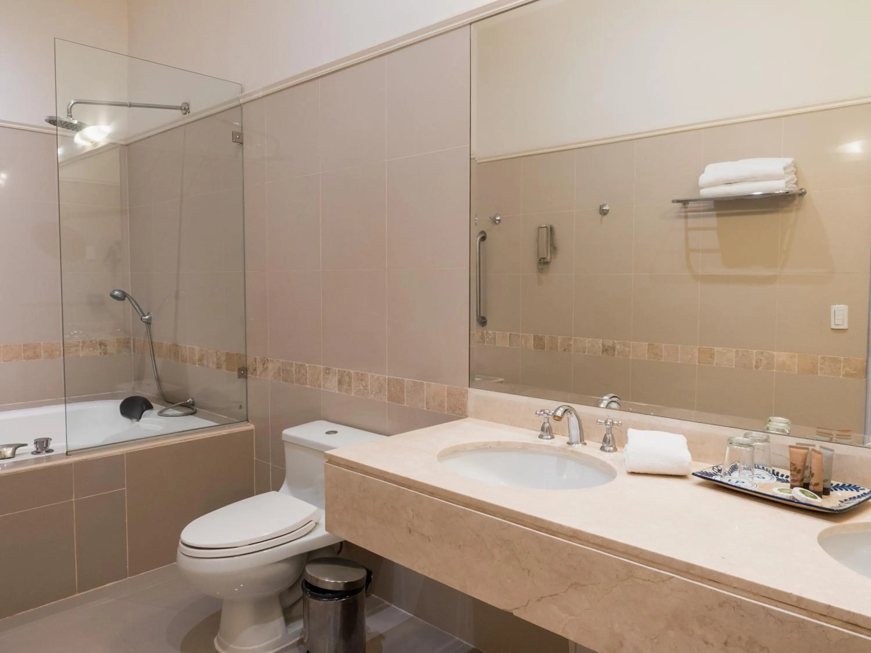 Toilet in LP Los Portales Hotel Piura