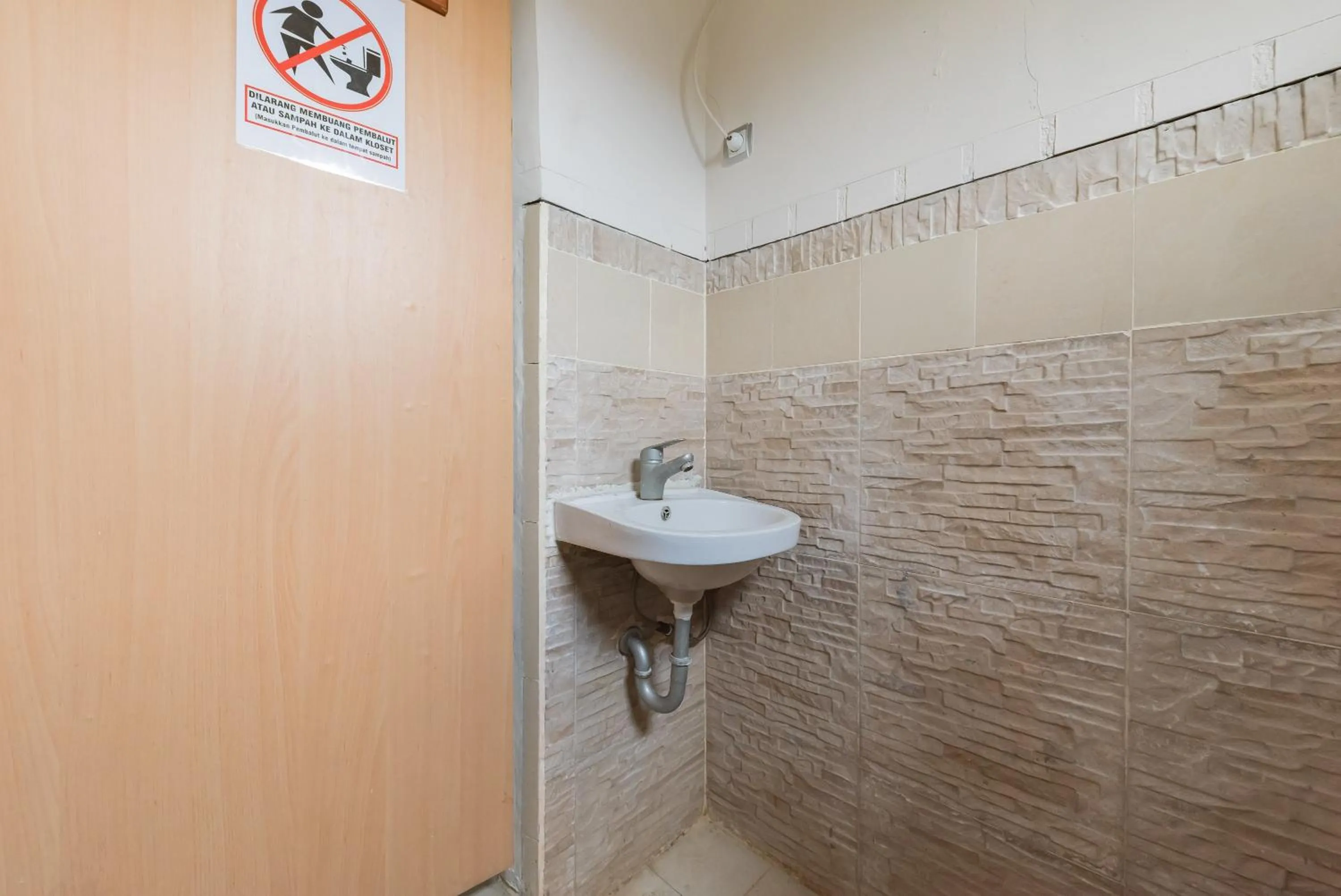 Bathroom in Urbanview Hotel Anggrek Puncak by RedDoorz