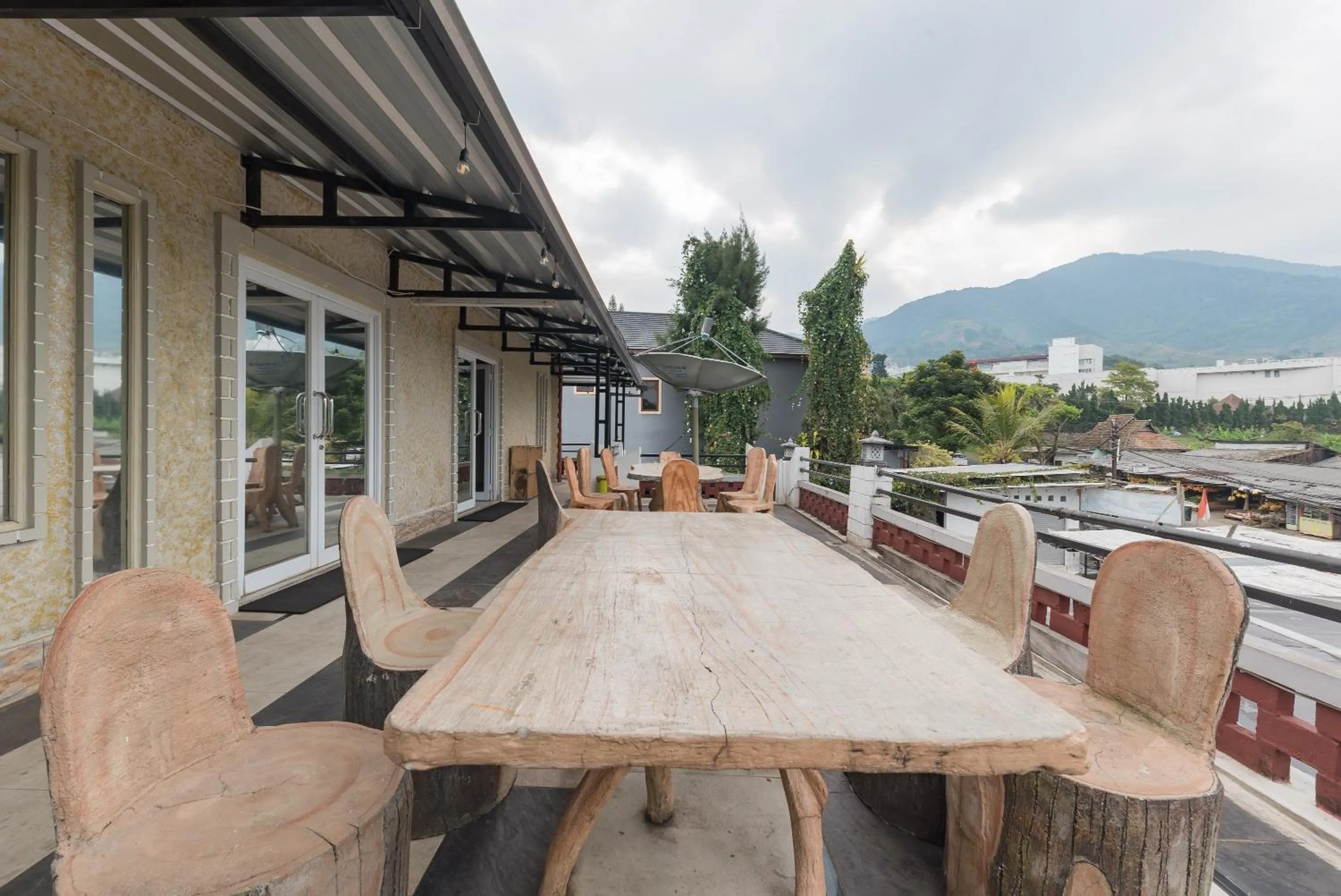 Seating area in Urbanview Hotel Anggrek Puncak by RedDoorz