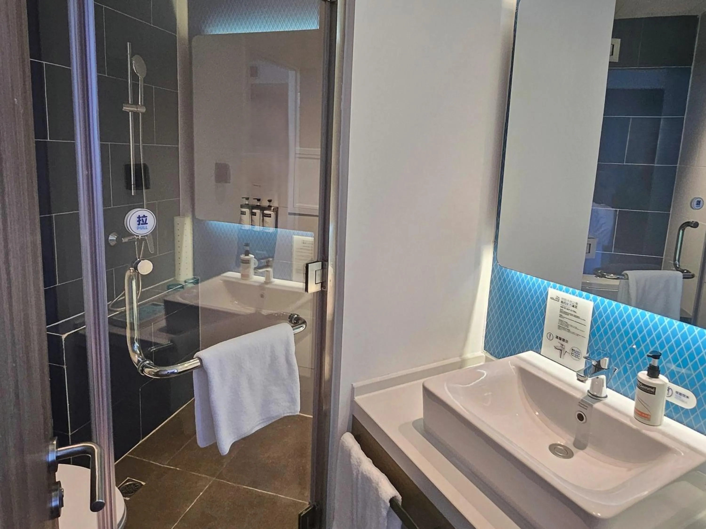 Toilet in Holiday Inn Express Kunming Panlong by IHG