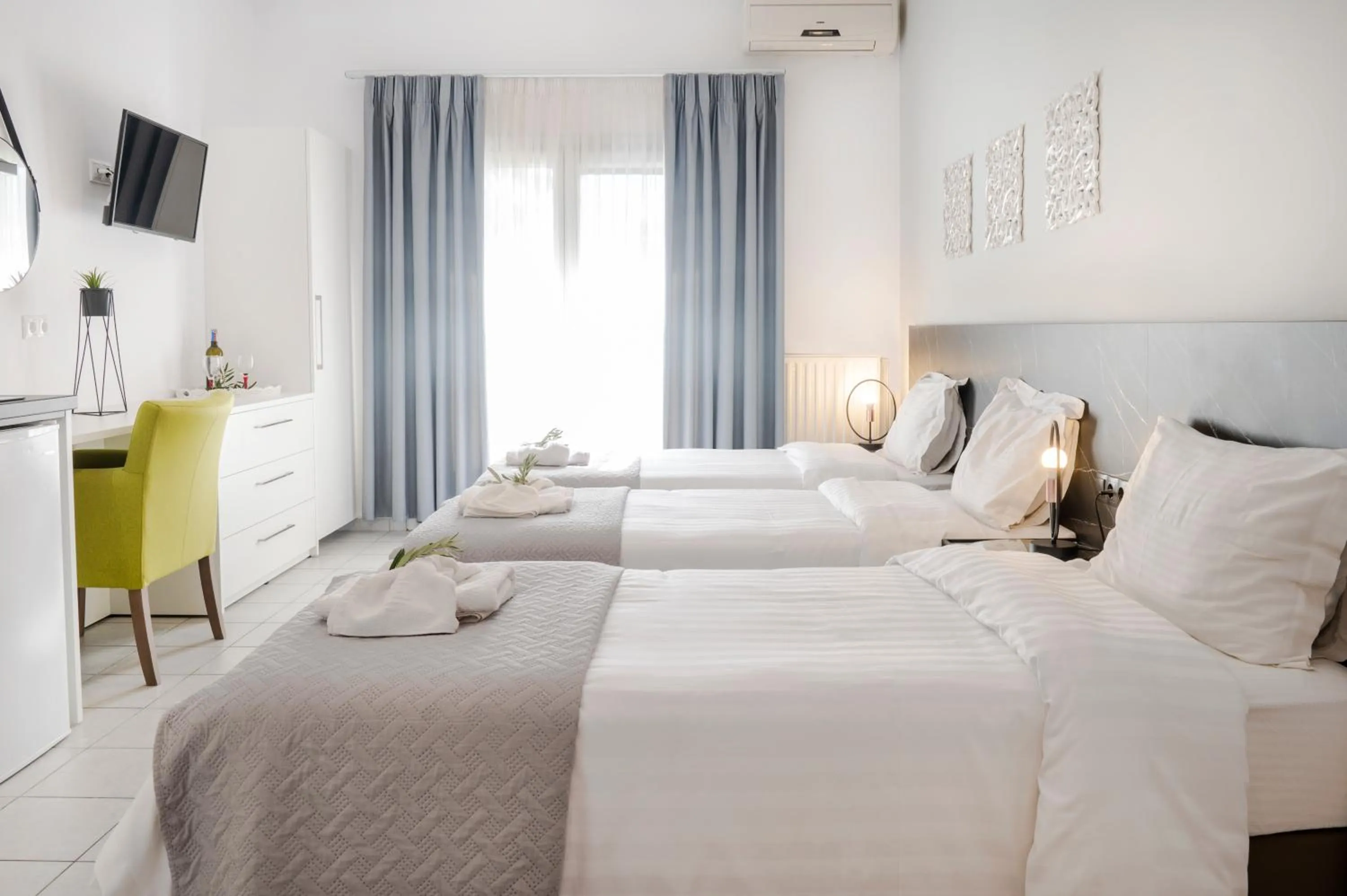 Photo of the whole room, Bed in Hotel Papanikolaou