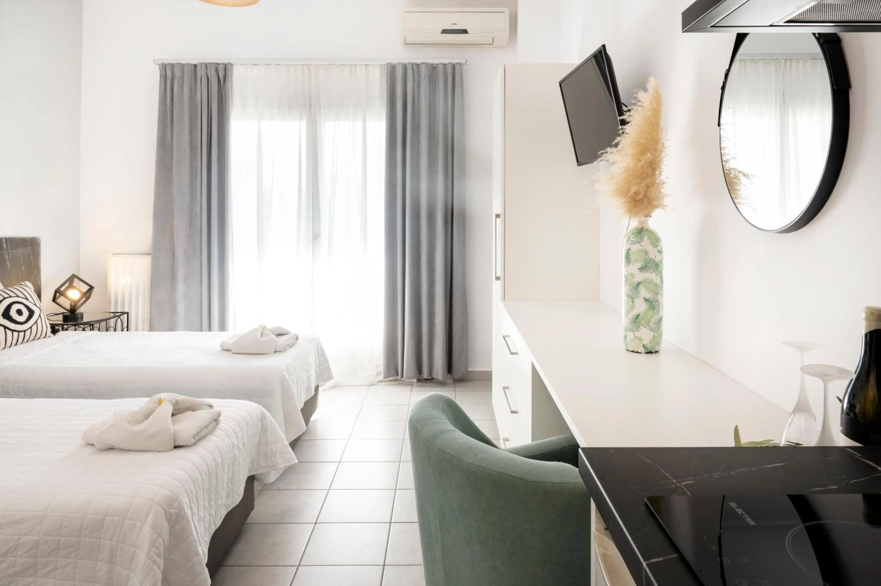 Photo of the whole room, Bed in Hotel Papanikolaou