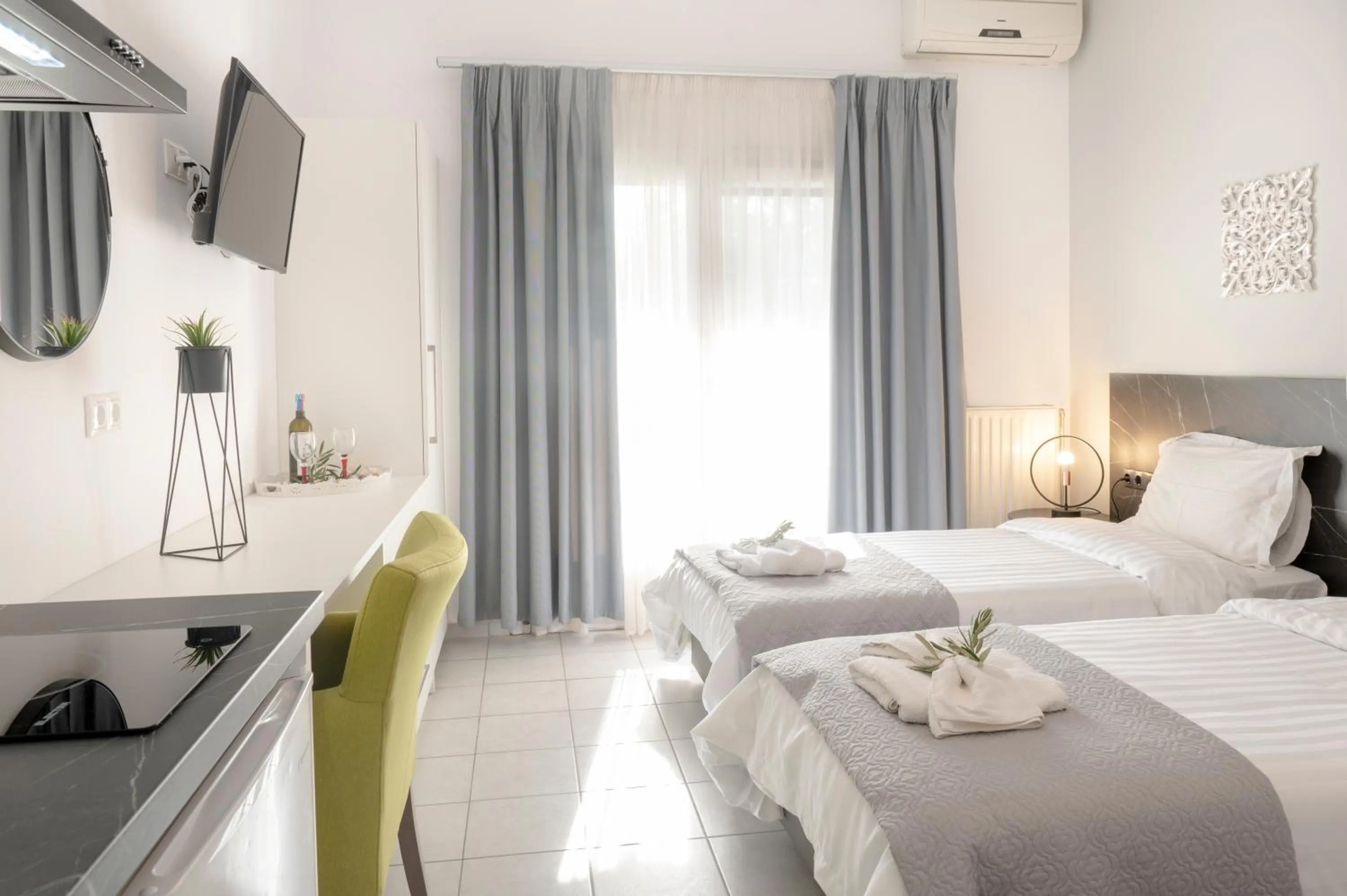 Photo of the whole room, Bed in Hotel Papanikolaou