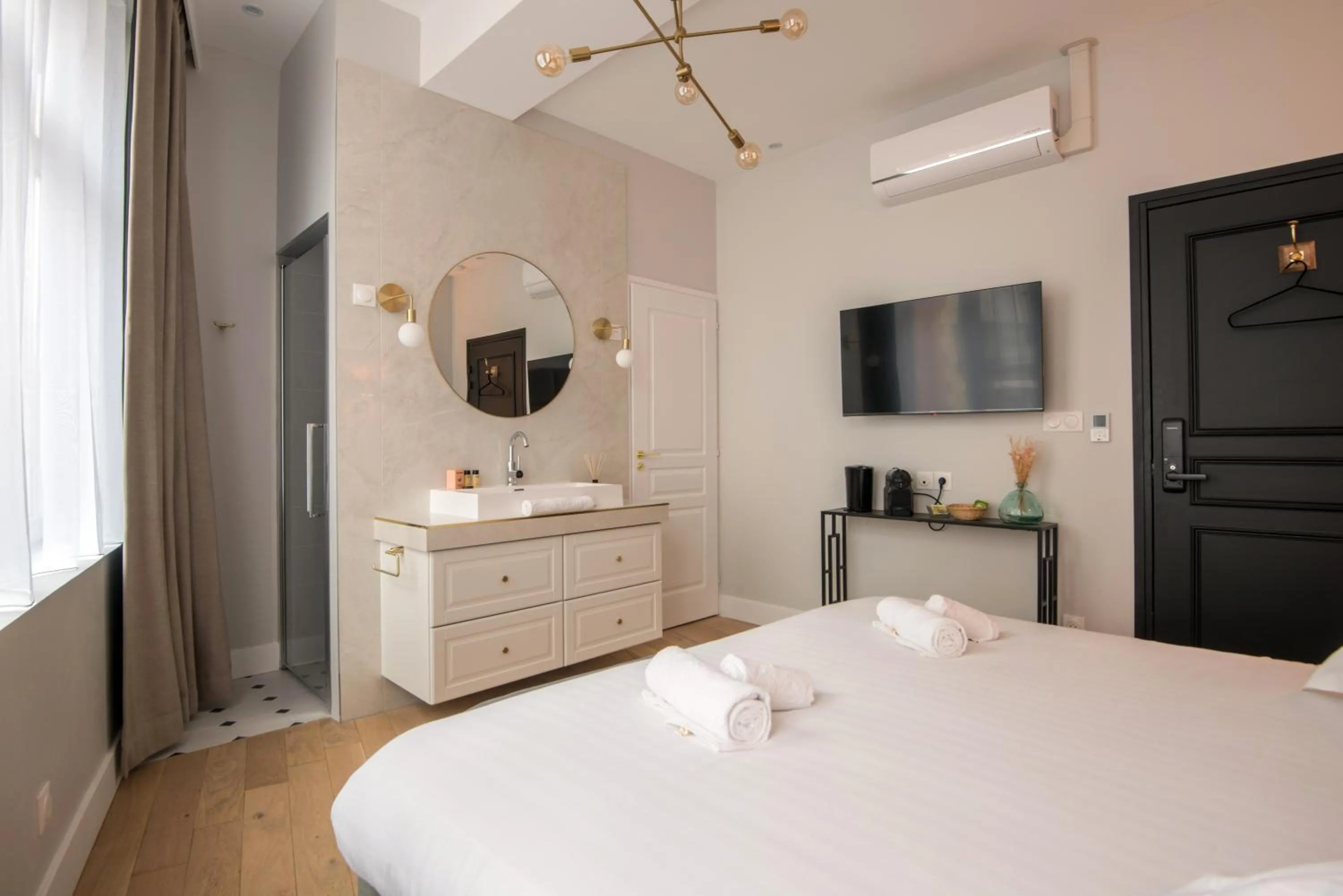 Photo of the whole room, Bed in Les Suites Faidherbe