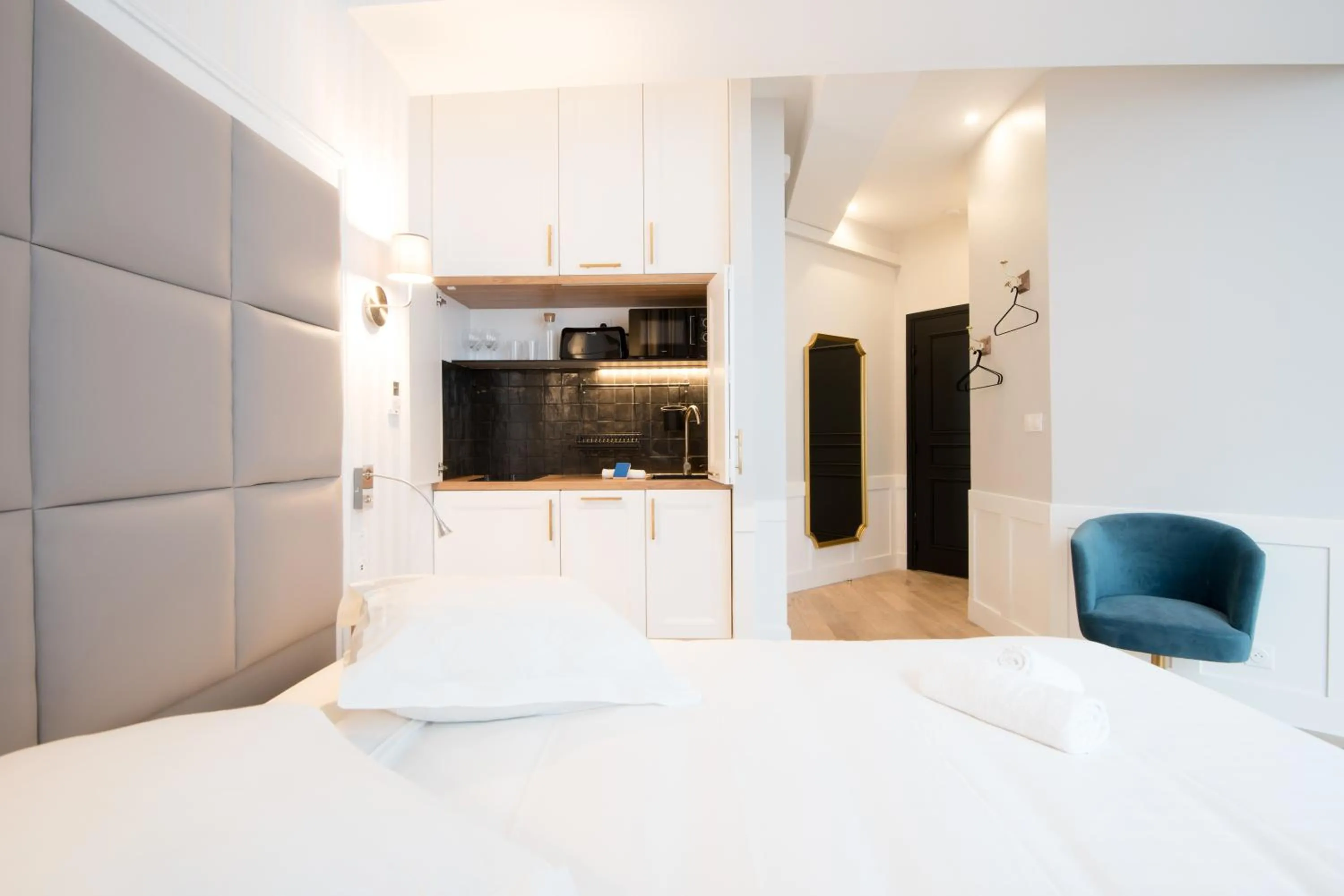 Kitchen or kitchenette, Bed in Les Suites Faidherbe