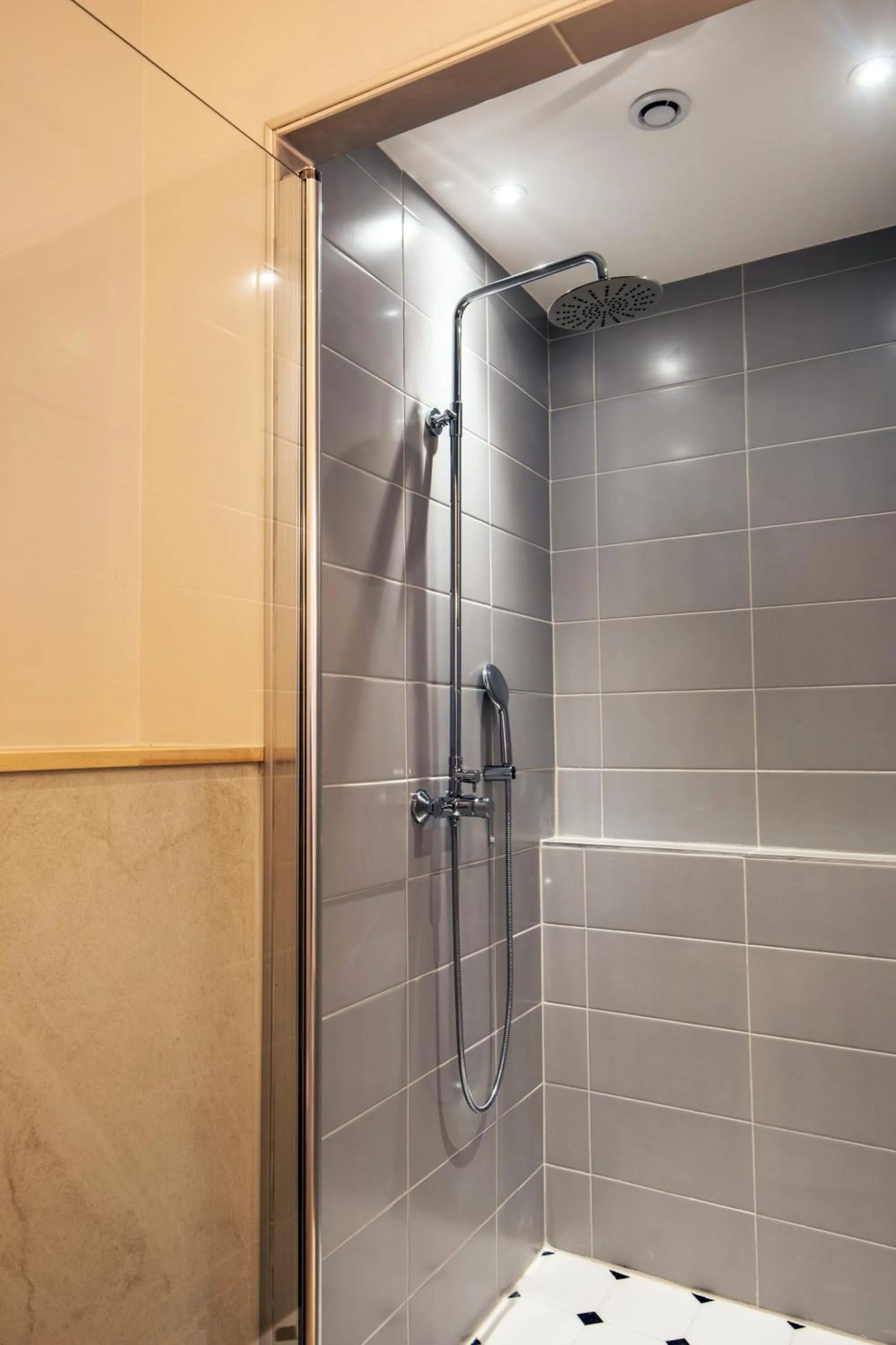 Shower in Les Suites Faidherbe