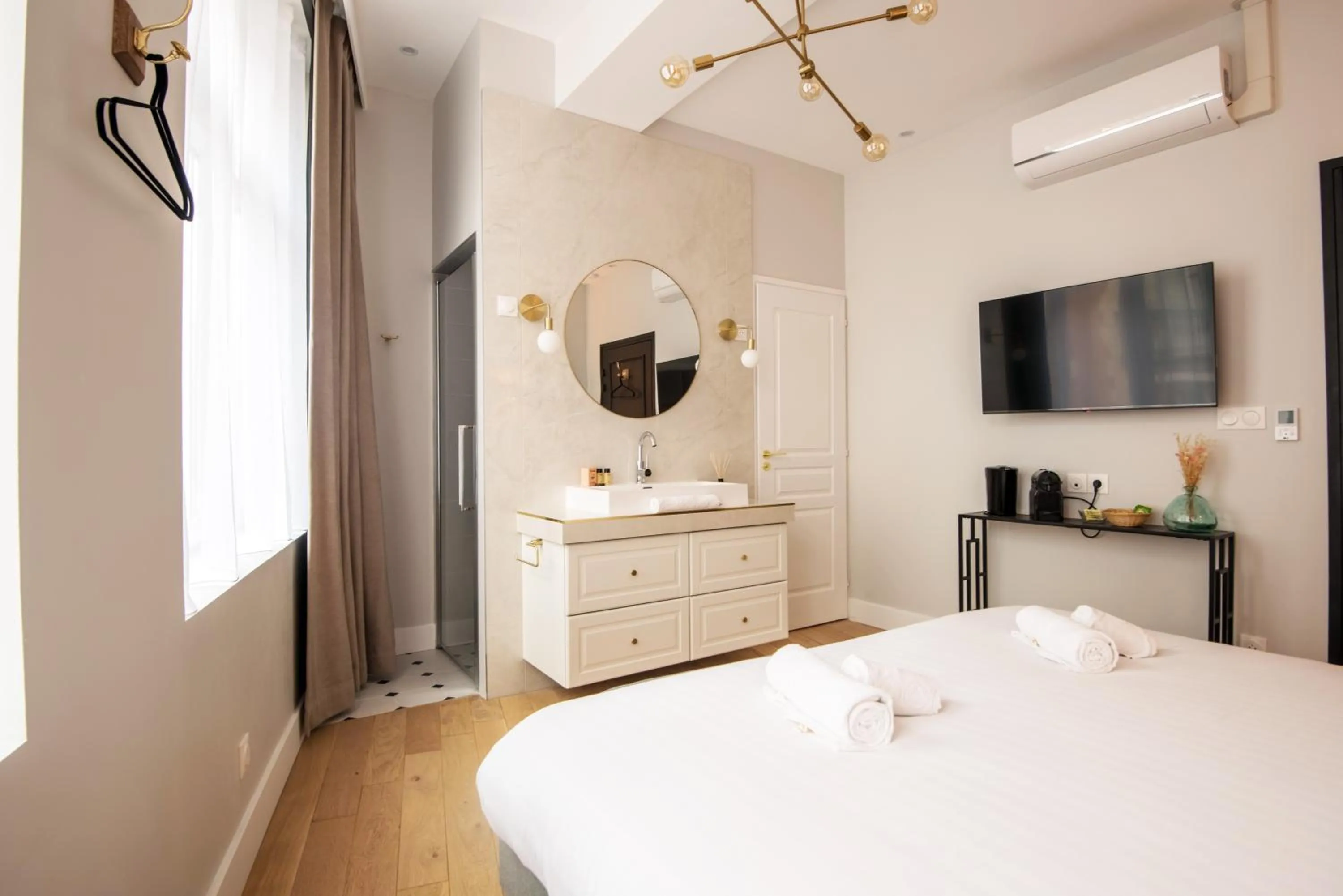 Shower, Bed in Les Suites Faidherbe