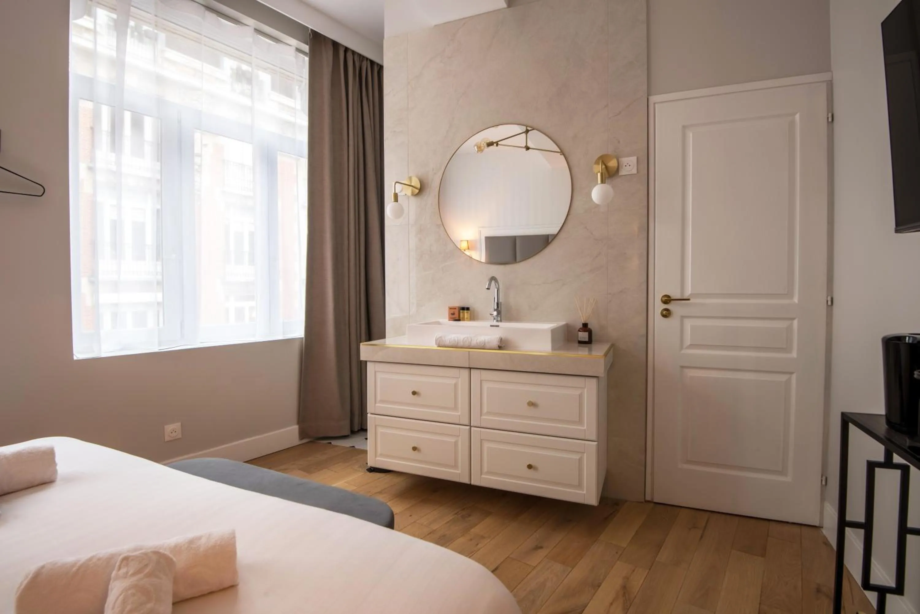 Bathroom, Bed in Les Suites Faidherbe