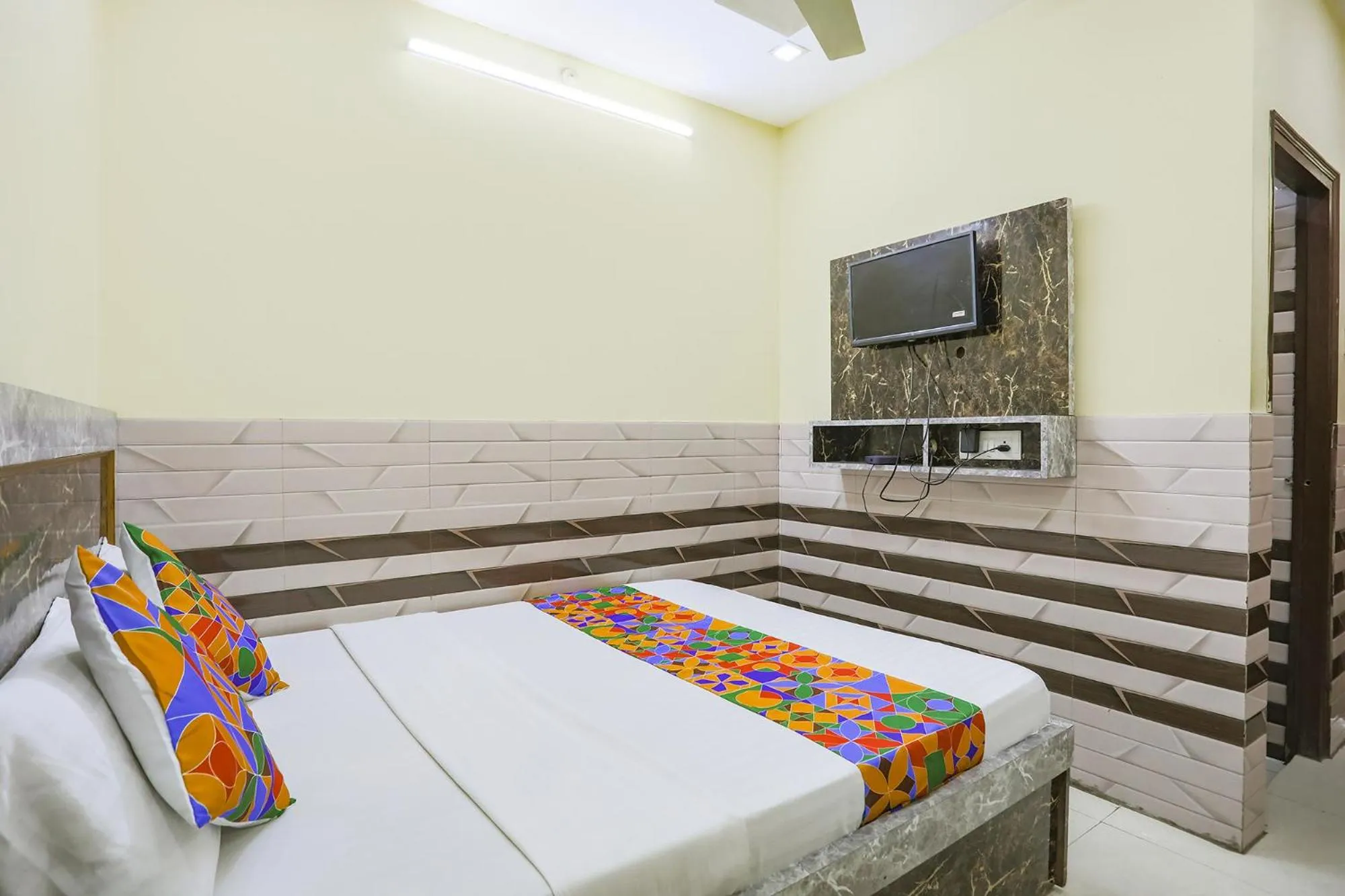 Communal lounge/ TV room, Bed in Via Welcome