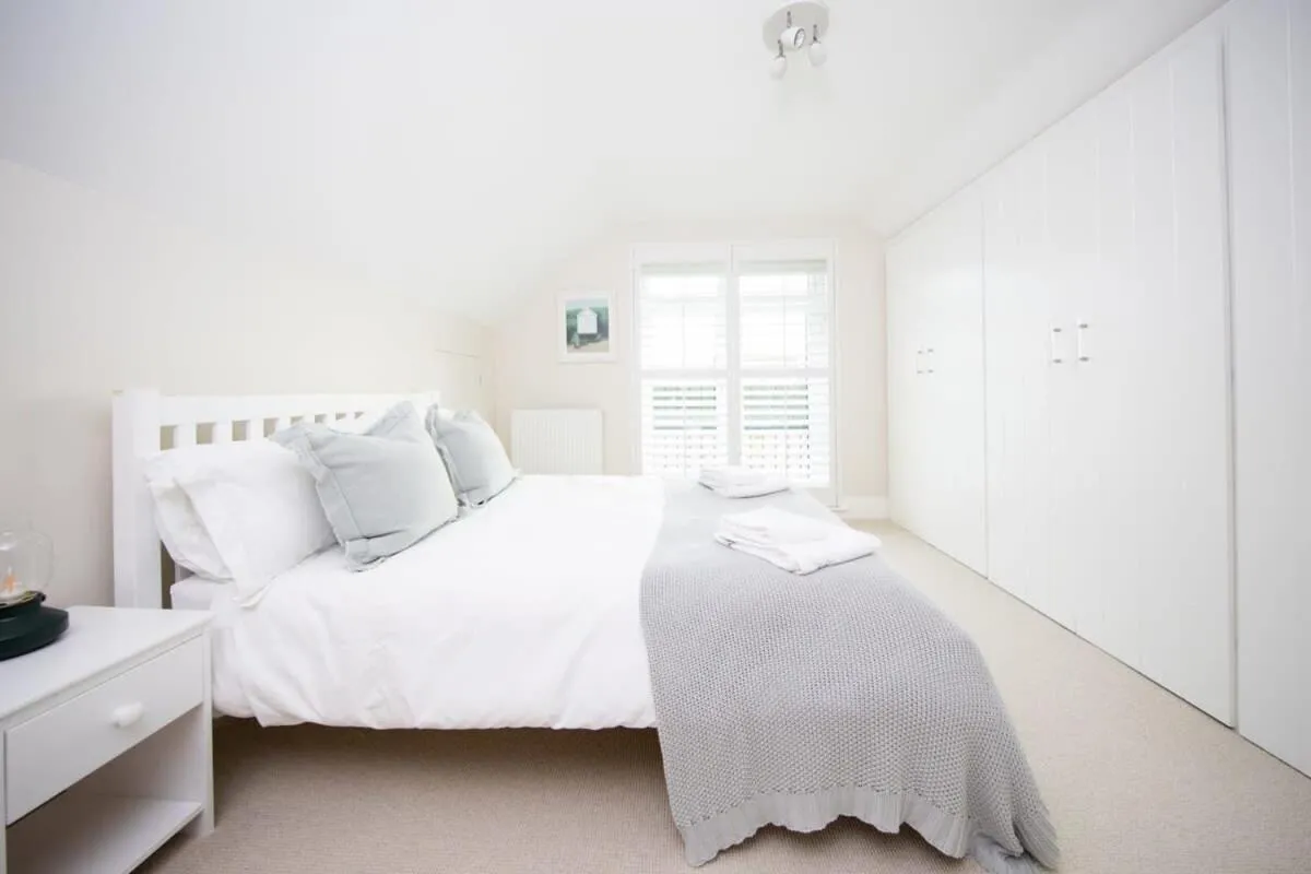 Superior house for 6 near beach w parking garden