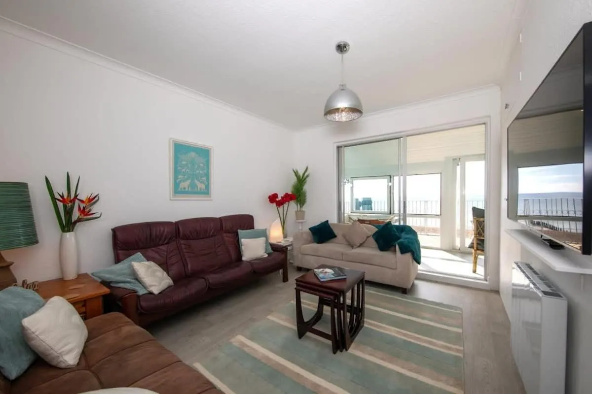 Stunning Beachfront Apt w Balcony & Sea Views