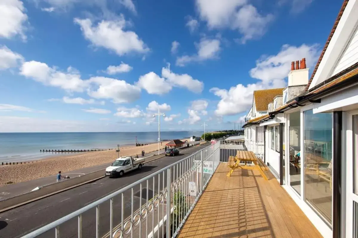 Stunning Beachfront Apt w Balcony & Sea Views Stunning Beachfront Apt w Balcony & Sea Views