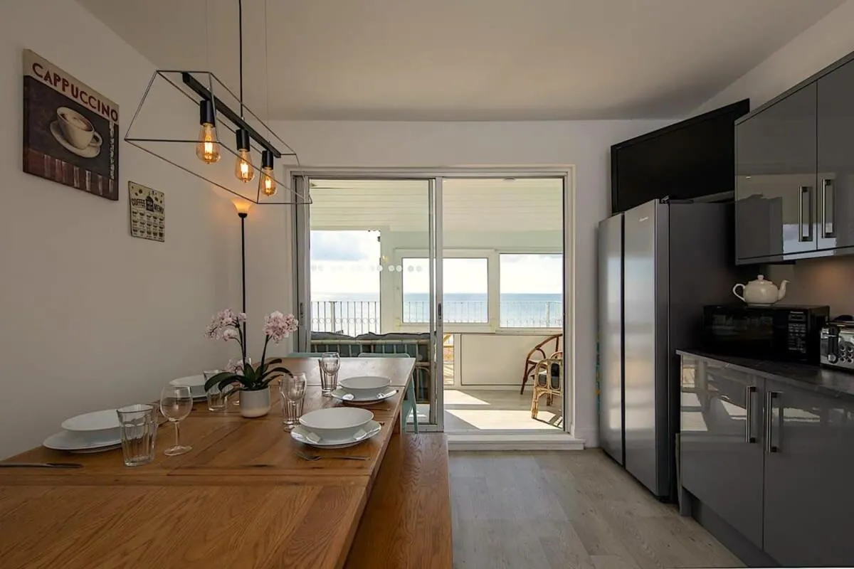 Stunning Beachfront Apt w Balcony & Sea Views