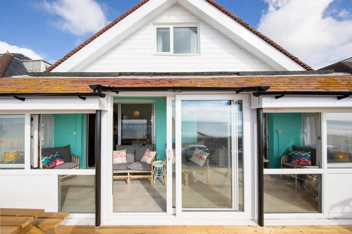 Stunning Beachfront Apt w Balcony & Sea Views