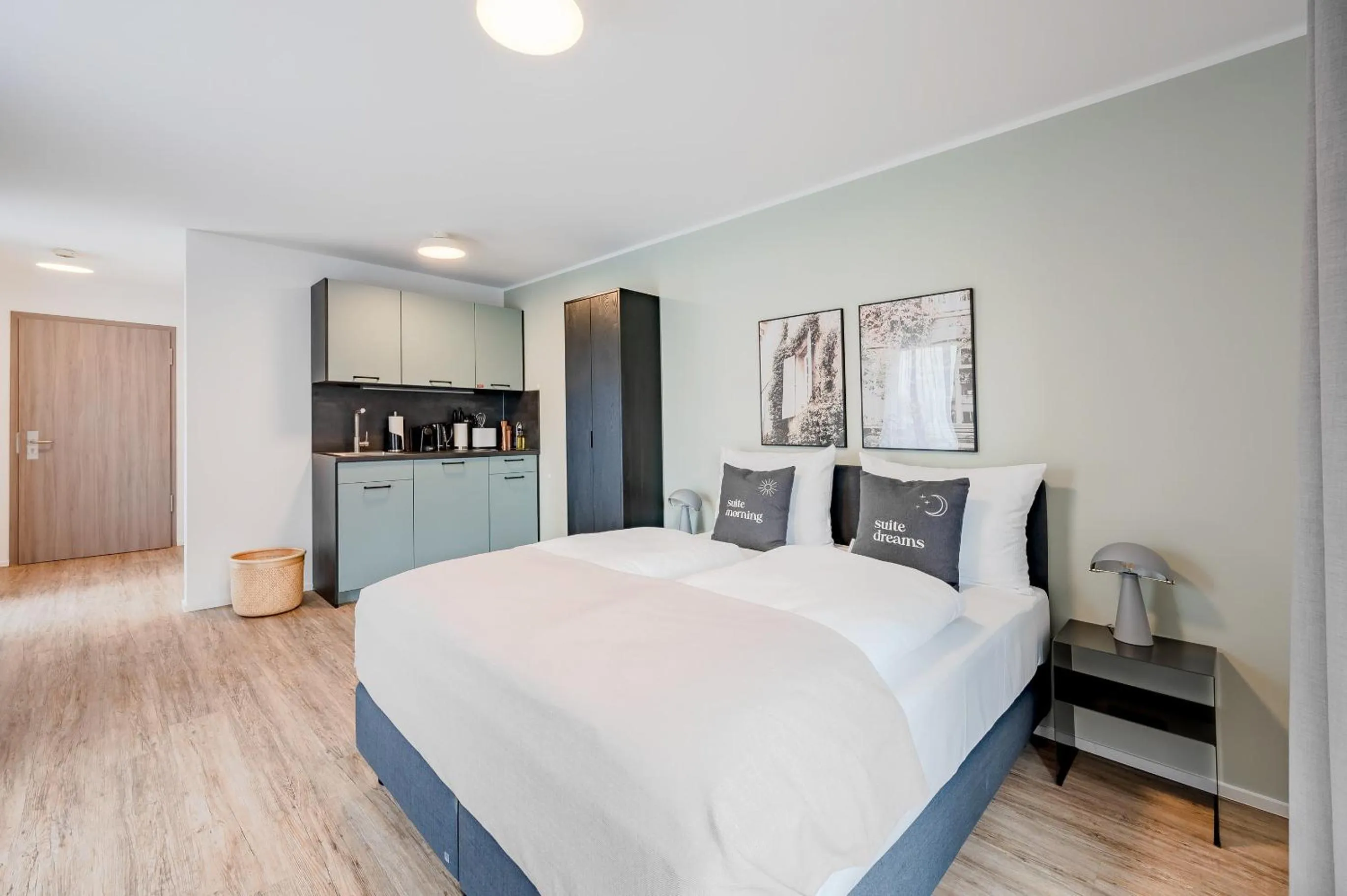 Kitchen or kitchenette, Bed in Limehome Metzingen Wilhelmstr