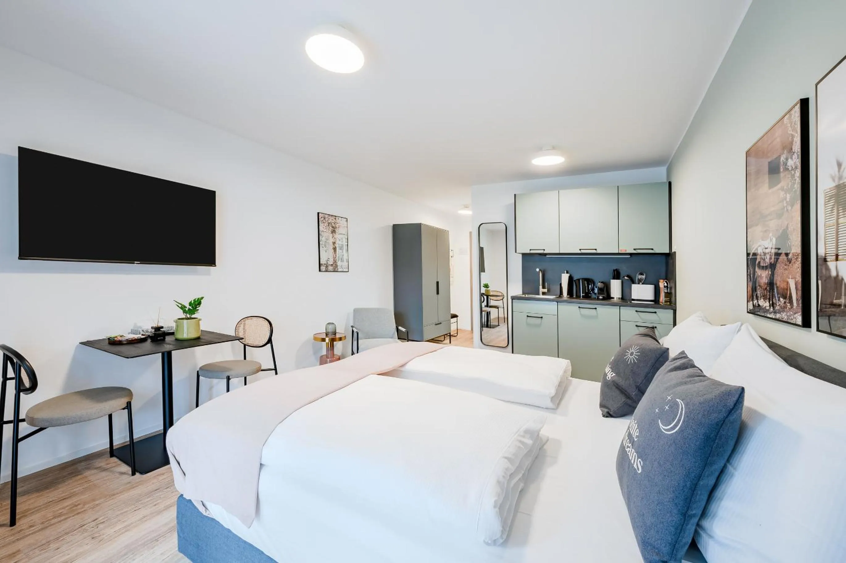 Kitchen or kitchenette, Bed in Limehome Metzingen Wilhelmstr