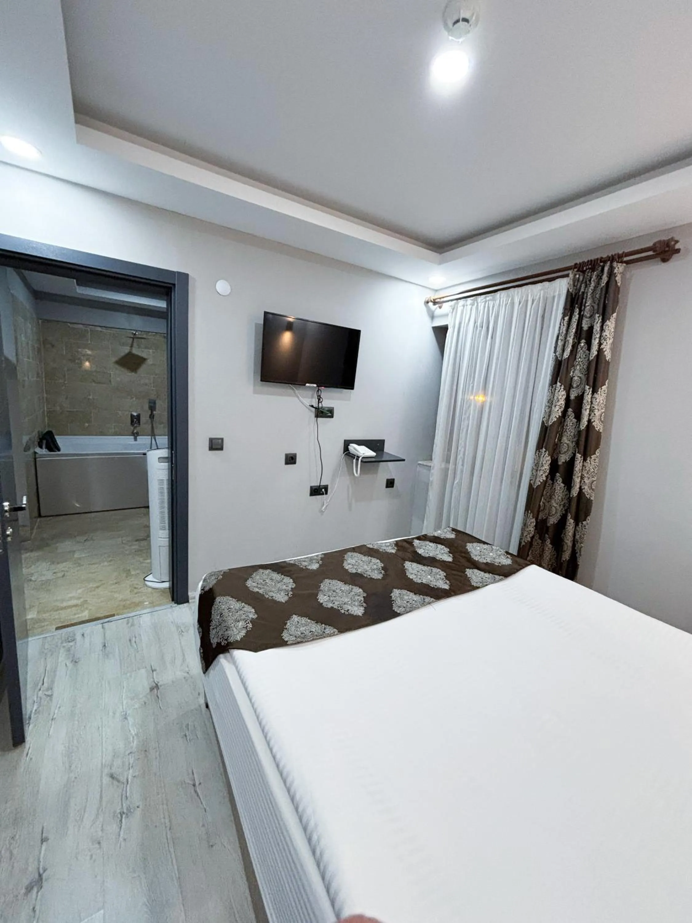 Bed in Whitestone Hotel