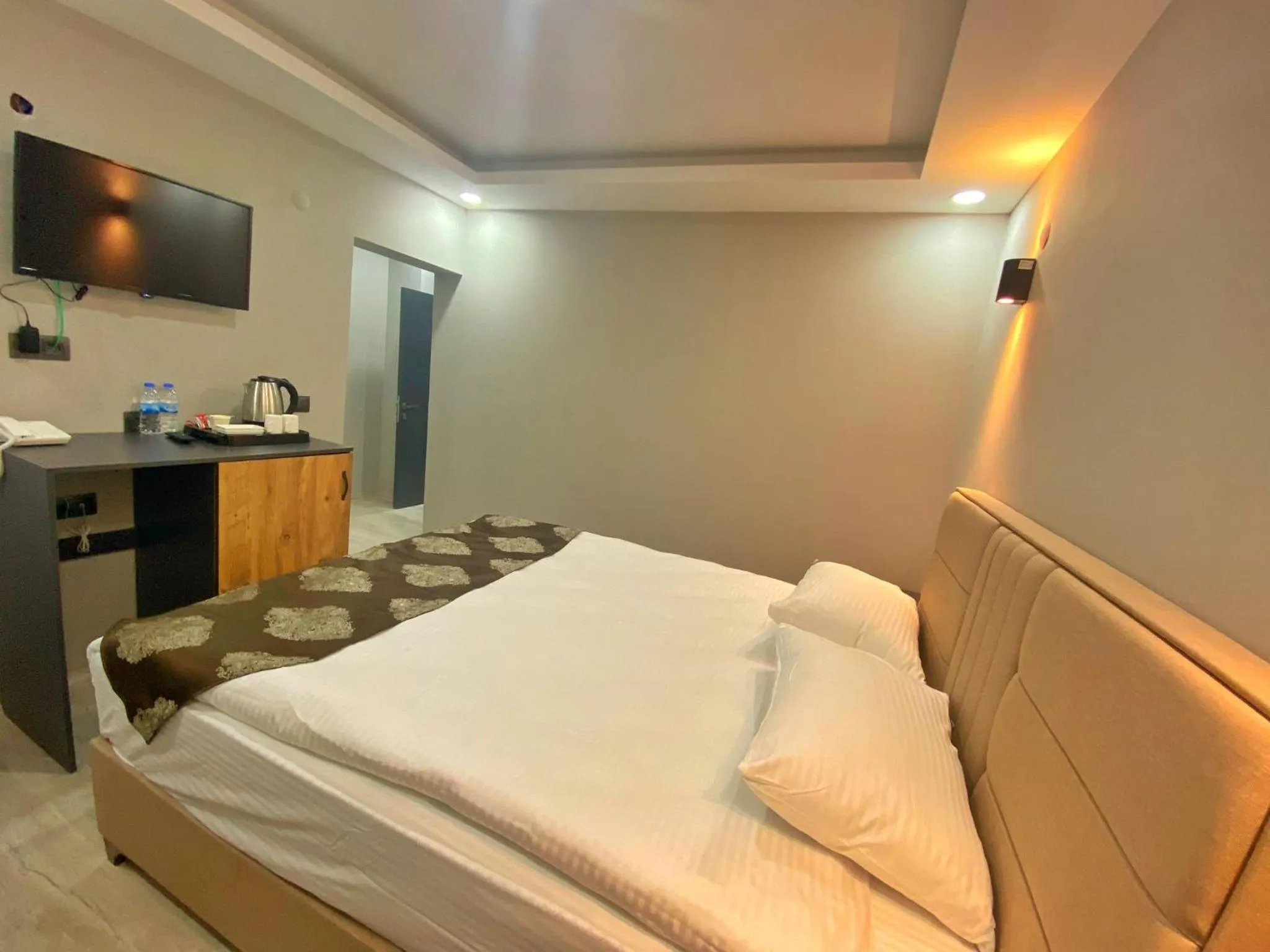 Bedroom, Bed in Whitestone Hotel