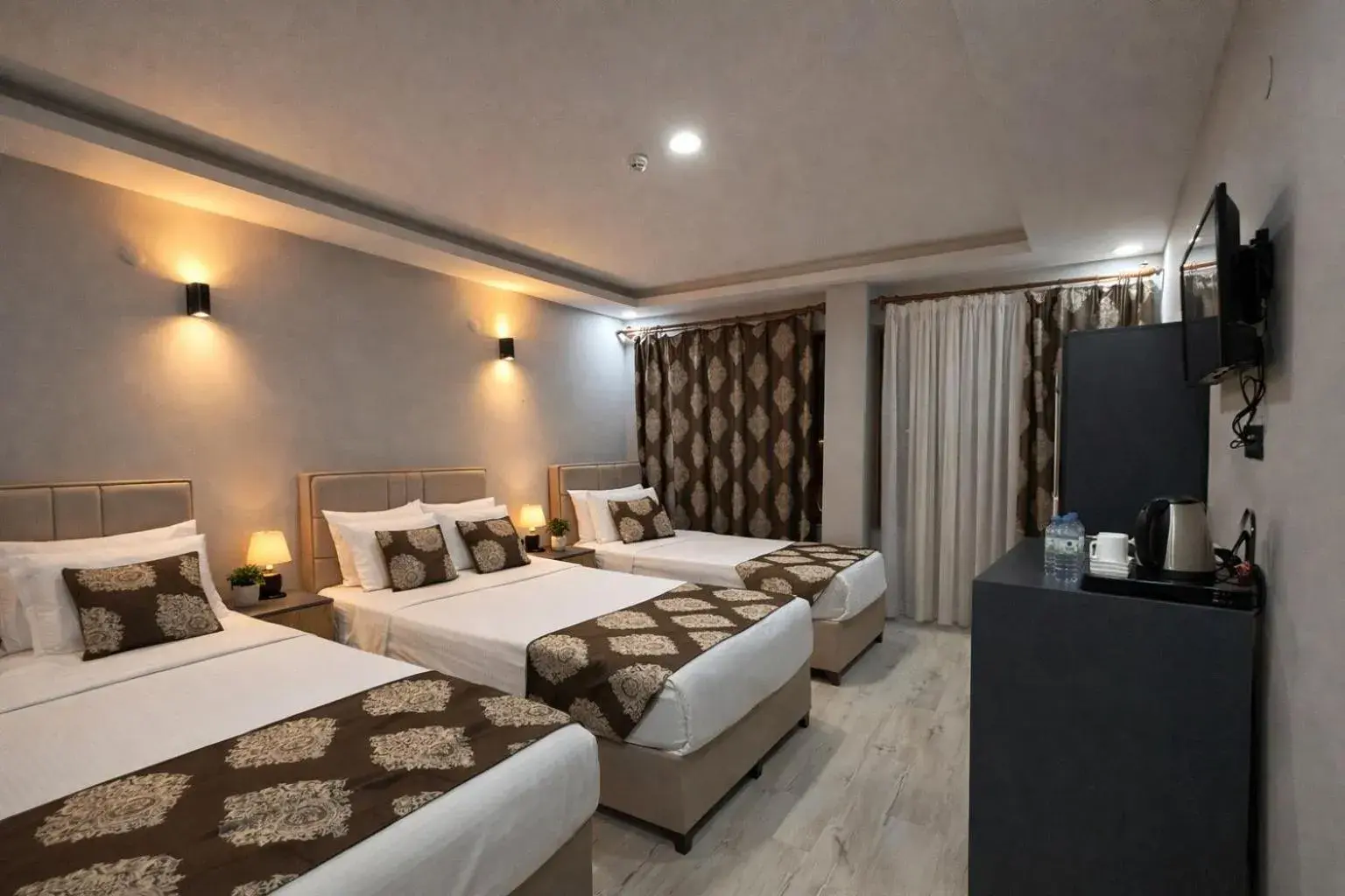 Triple Room with City View in Whitestone Hotel Triple Room with City View in Whitestone Hotel